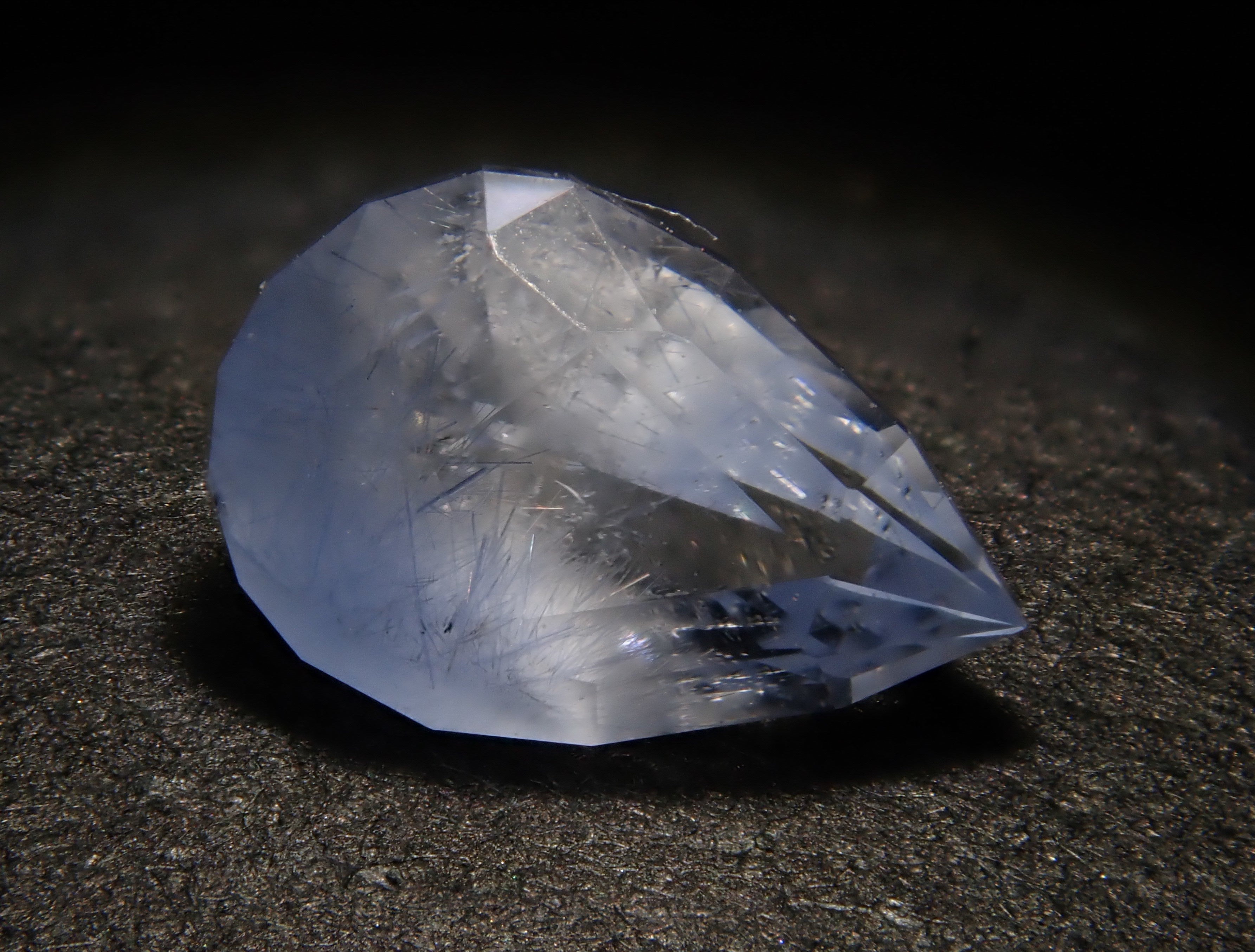 【1月11日 22:00 特價】巴西石英砂藍線石 0.382克拉 散石