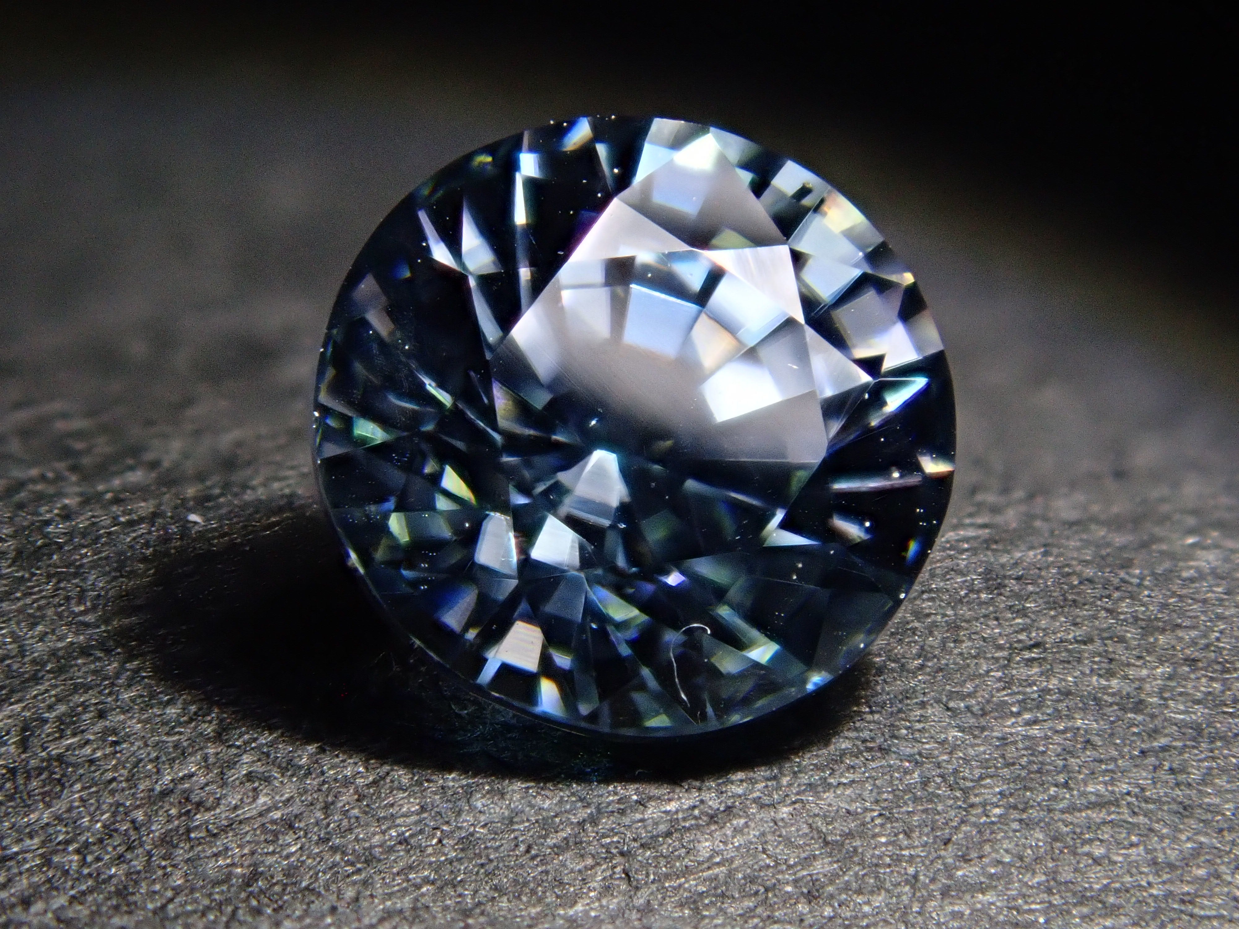 【1/11 22時販売】ミャンマー産カラーチェンジジルコン 5.3mm/1.043ctルース