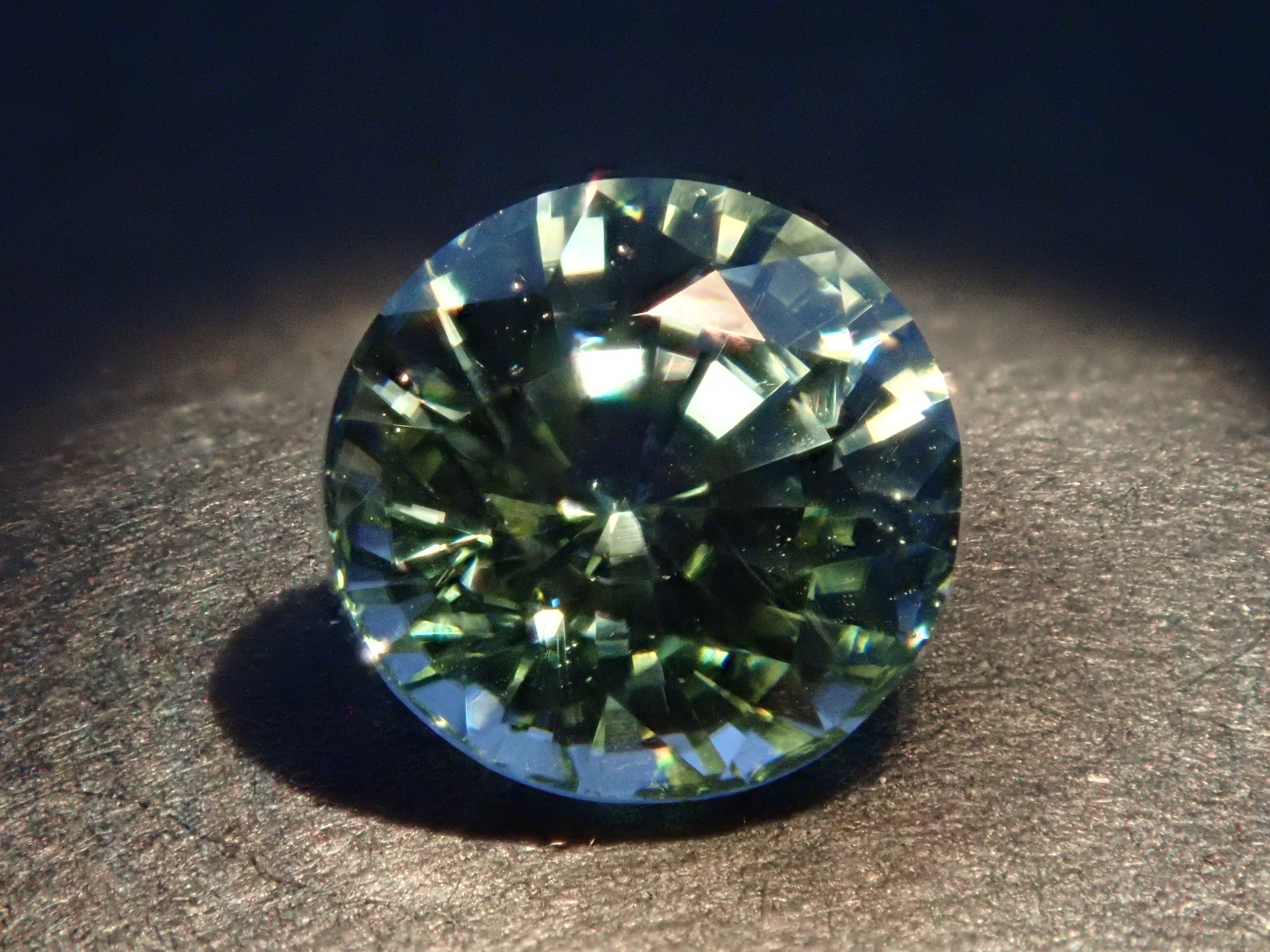 【1/11 22時販売】ミャンマー産カラーチェンジジルコン 5.3mm/1.043ctルース