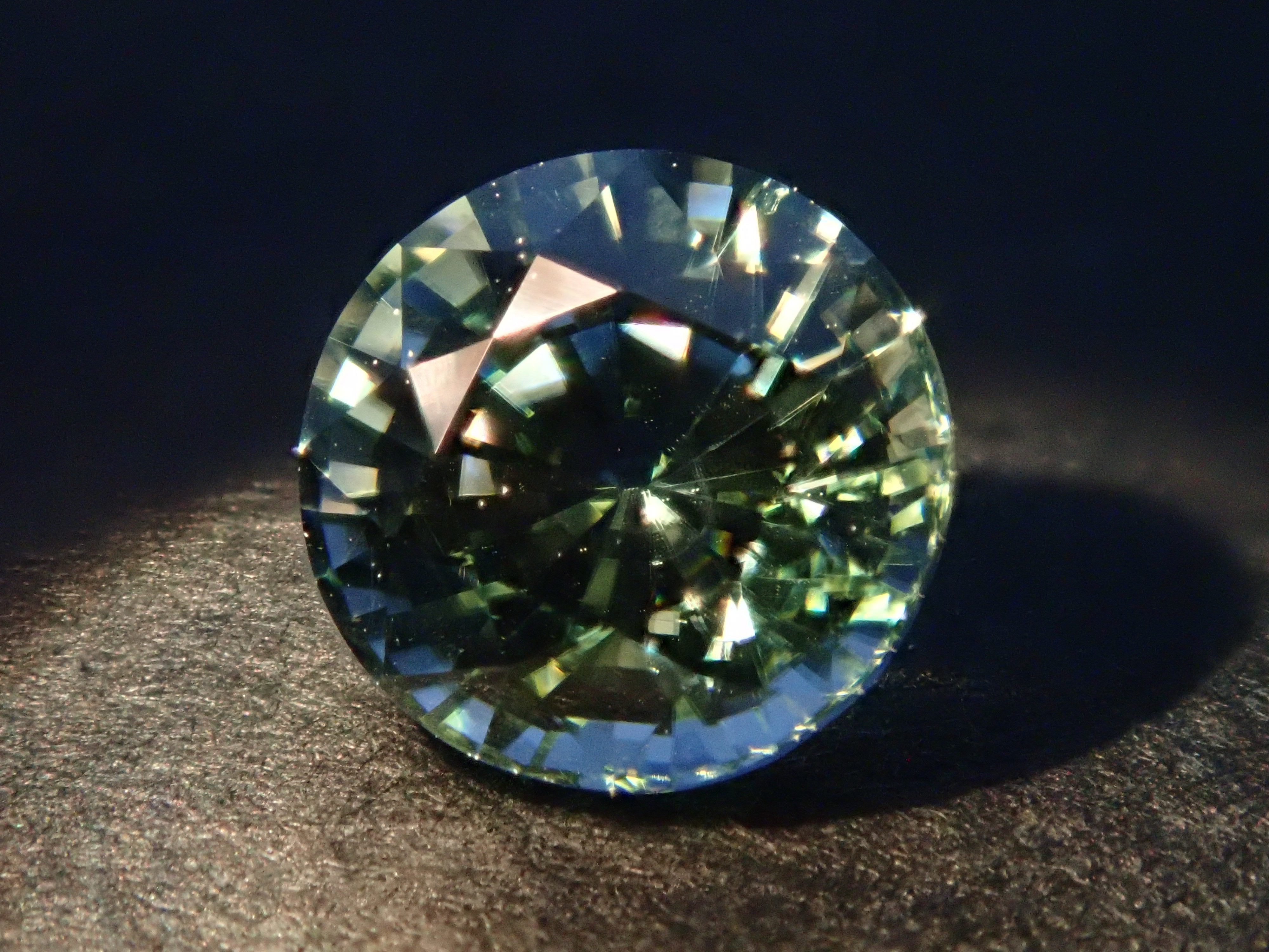 【1/11 22時販売】ミャンマー産カラーチェンジジルコン 5.3mm/1.043ctルース