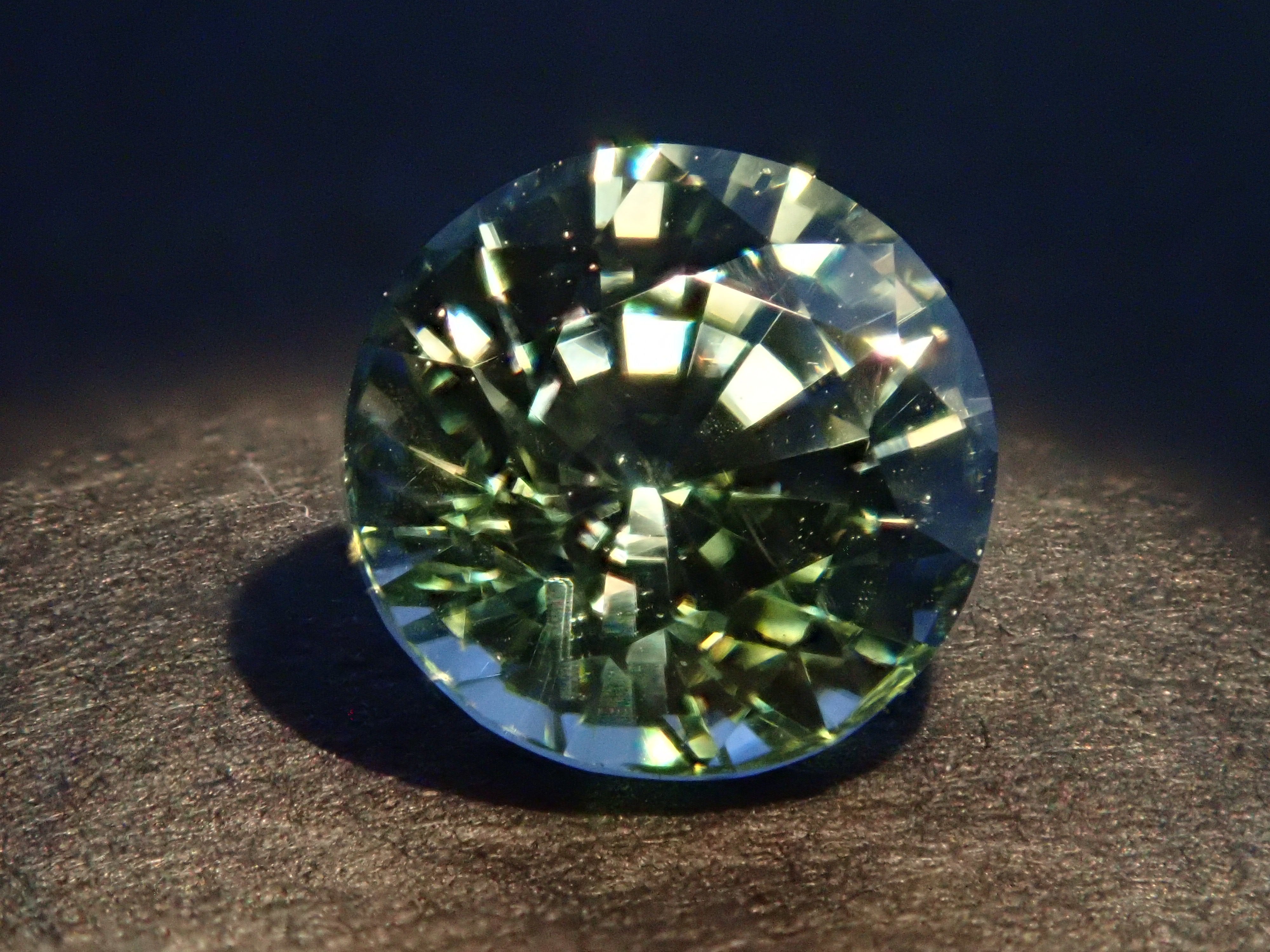 ミャンマー産カラーチェンジジルコン 5.3mm/1.043ctルース