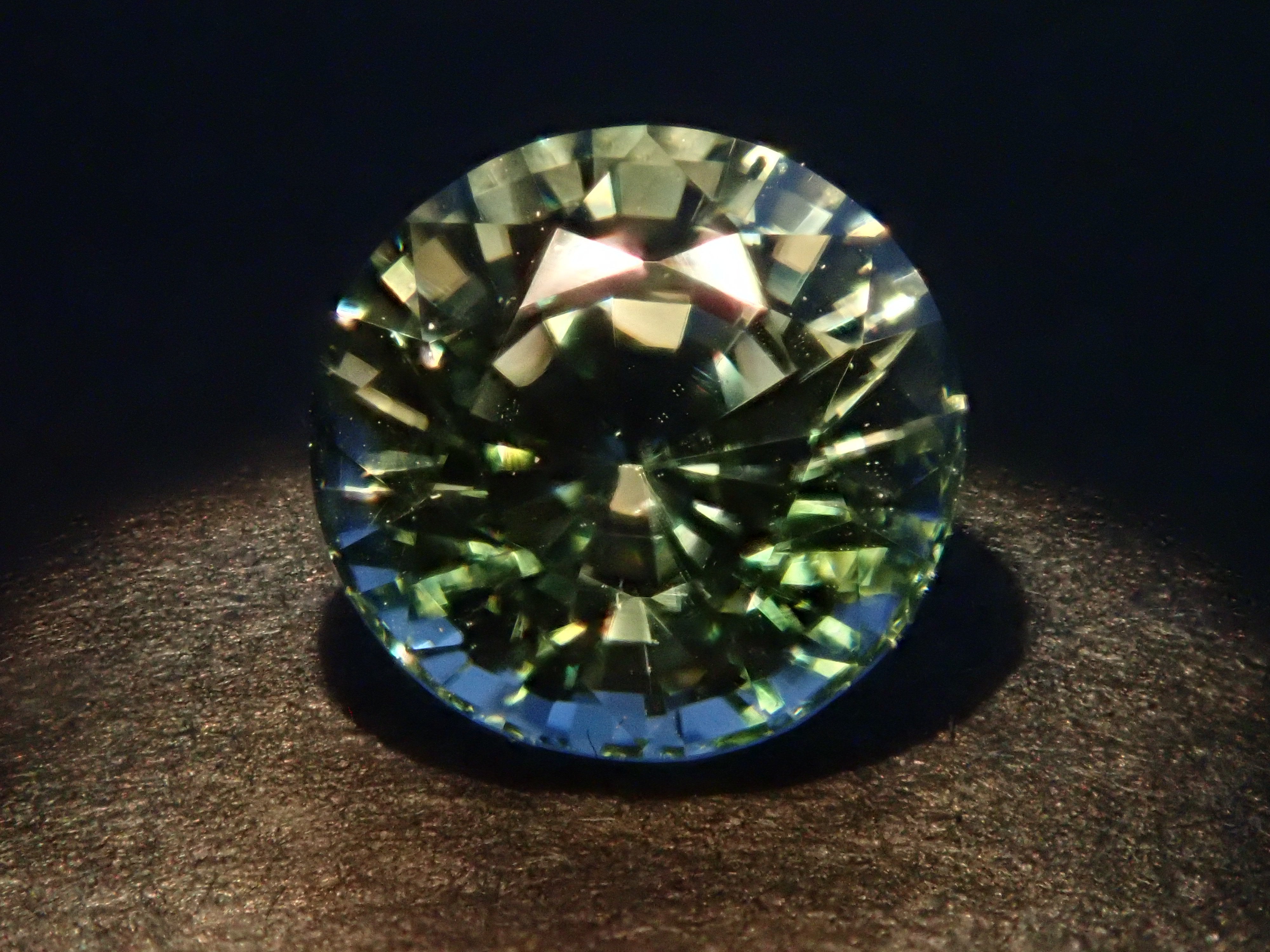 ミャンマー産カラーチェンジジルコン 5.3mm/1.043ctルース