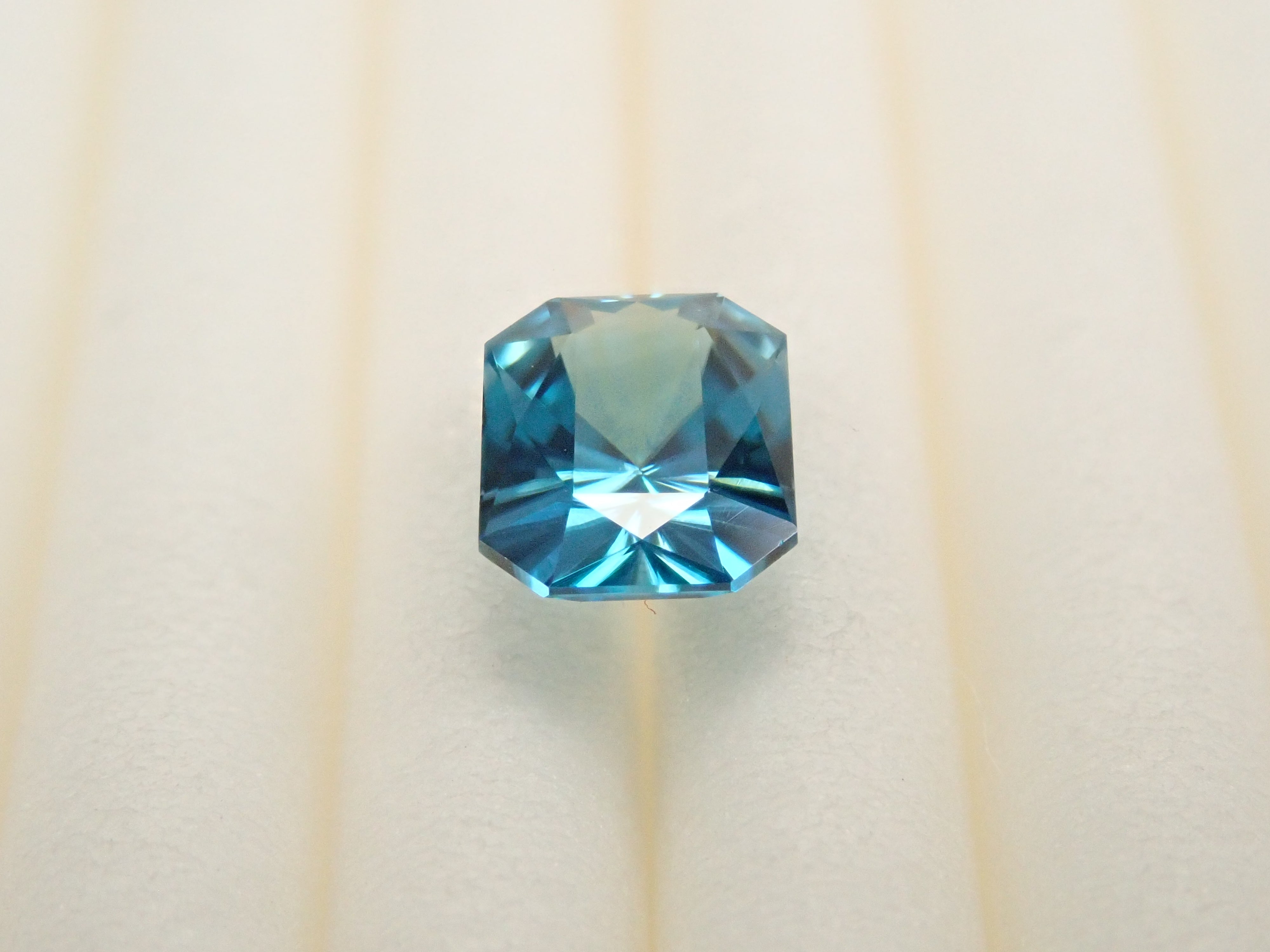 【1/11 22時販売】カンボジア産ブルージルコン（ラタナキリブルー） 0.674ctルース