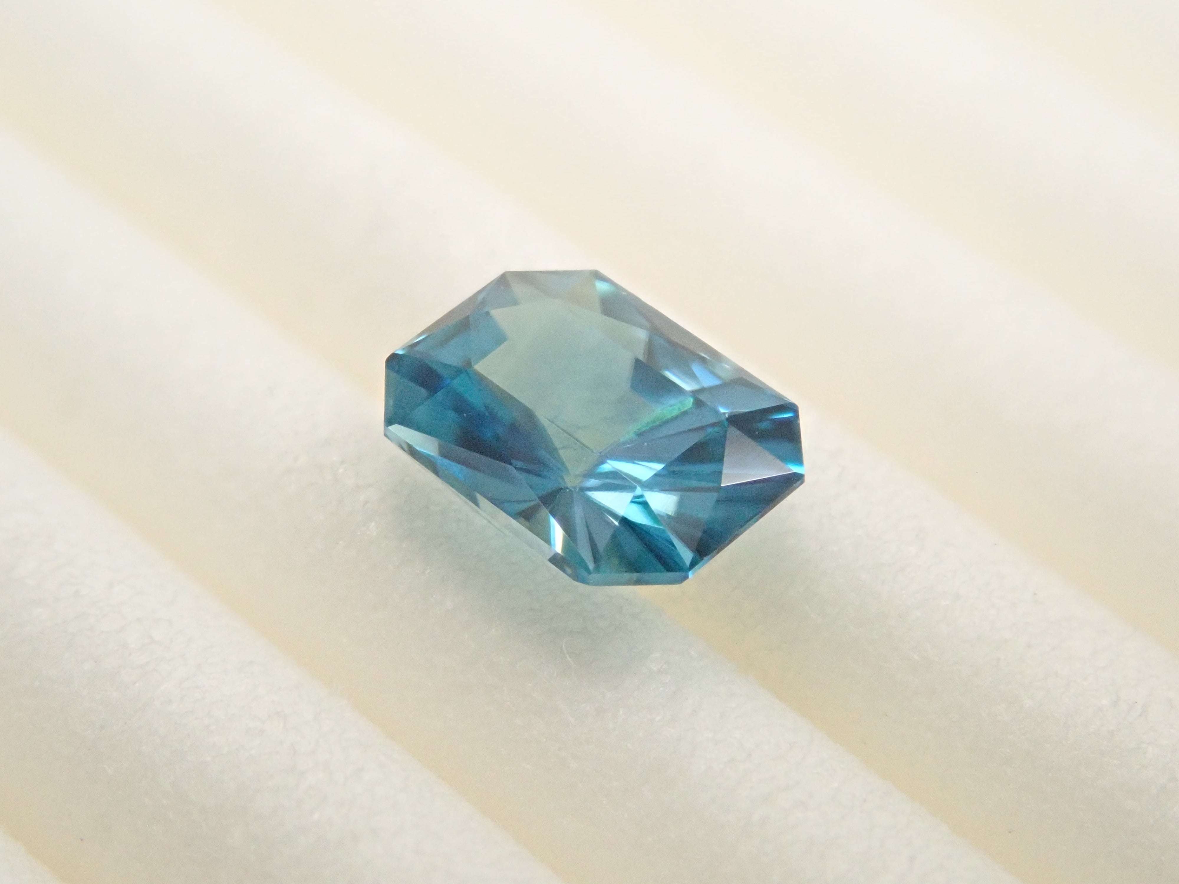 カンボジア産ブルージルコン（ラタナキリブルー） 0.674ctルース