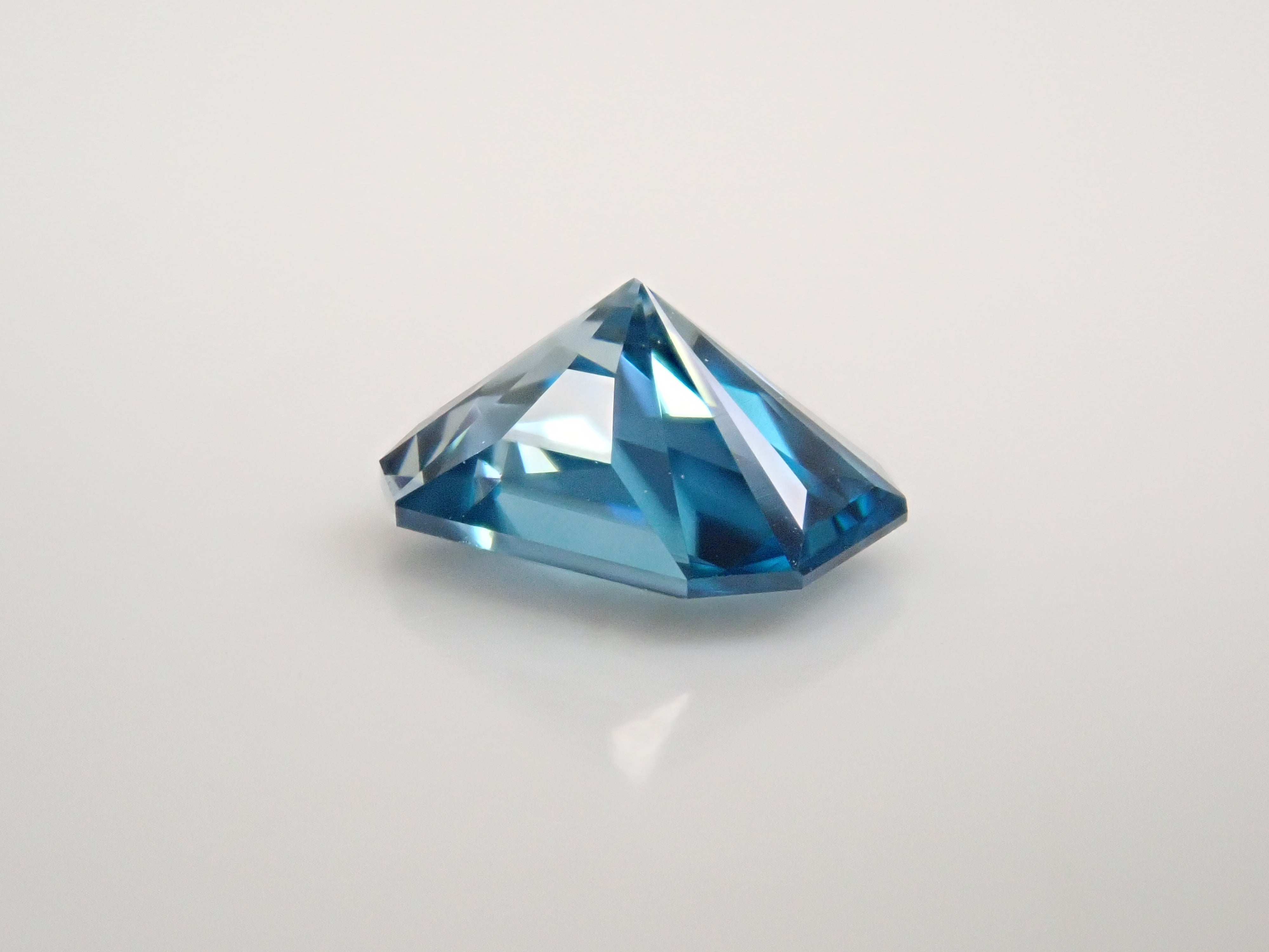 【1/11 22時販売】カンボジア産ブルージルコン（ラタナキリブルー） 0.674ctルース