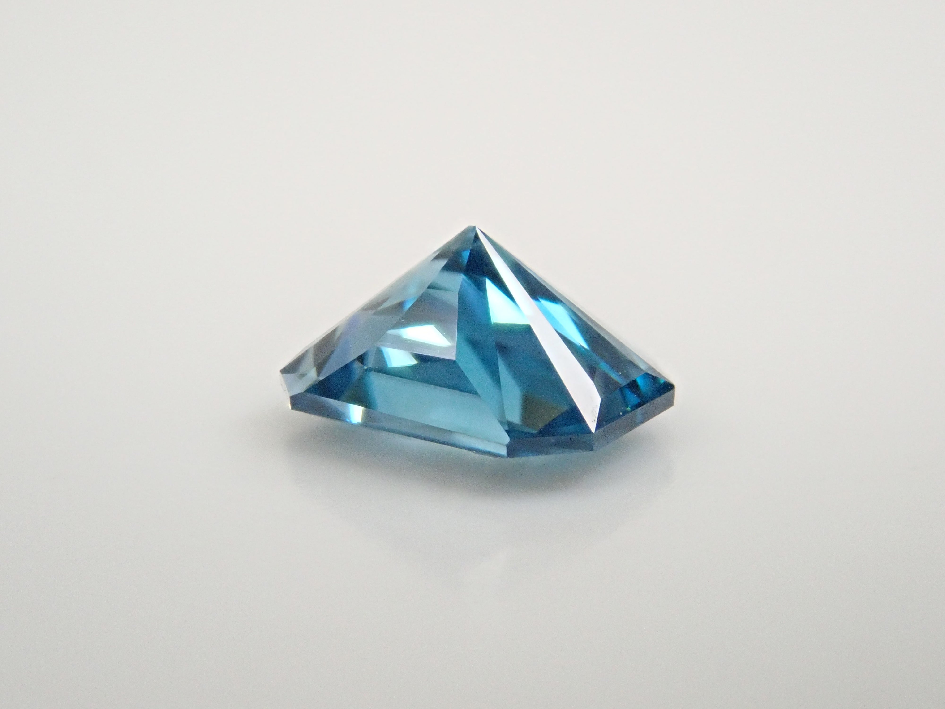 【1/11 22時販売】カンボジア産ブルージルコン（ラタナキリブルー） 0.674ctルース