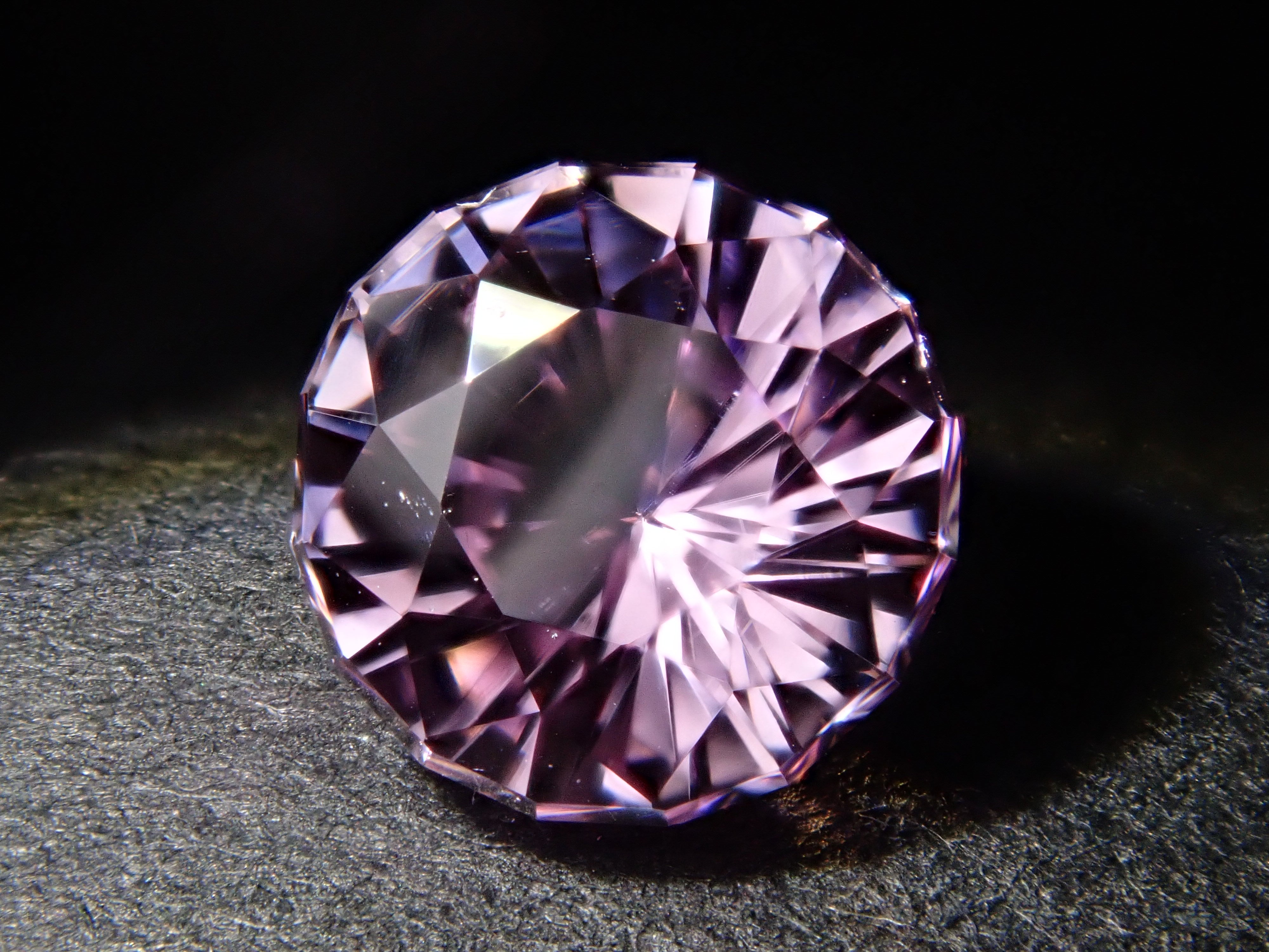 【1/18 22時販売】アフガニスタン産クンツァイト 5.6mm/0.897ctルース