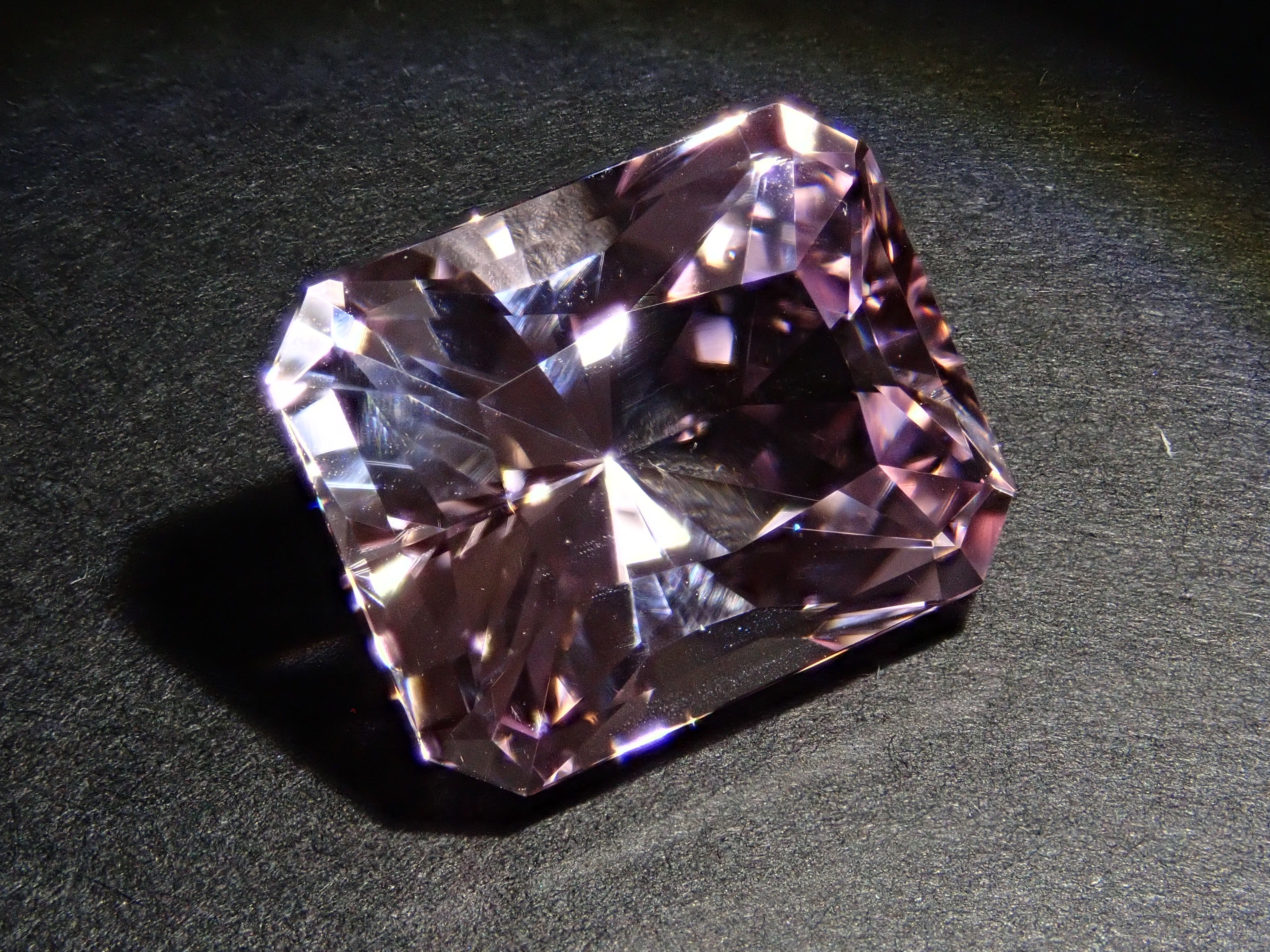 12561088掲載】アフガニスタン産クンツァイト 9.214ctルース