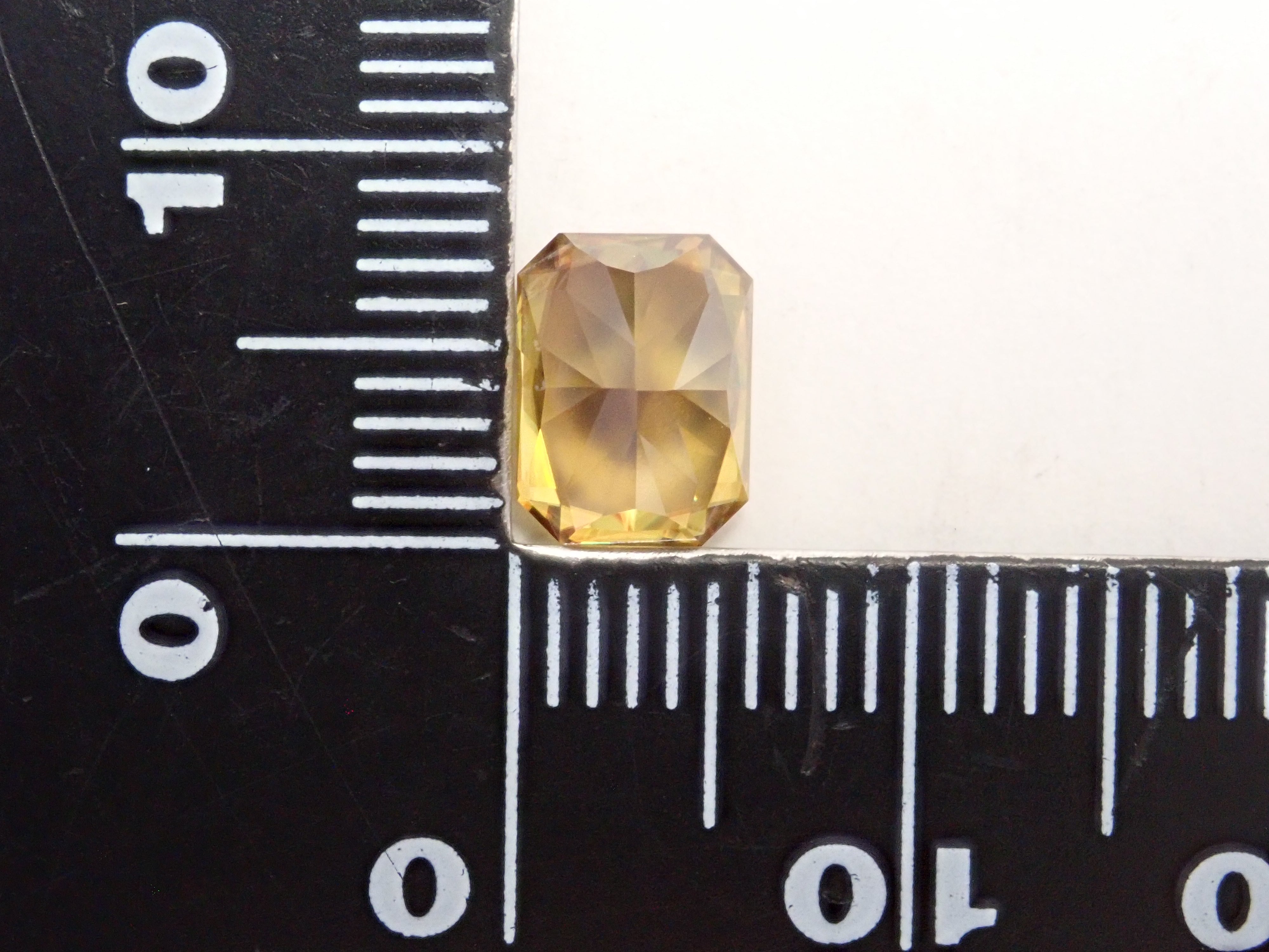 【1/20 22時販売】ジンバブエ産スフェーン 2.067ctルース