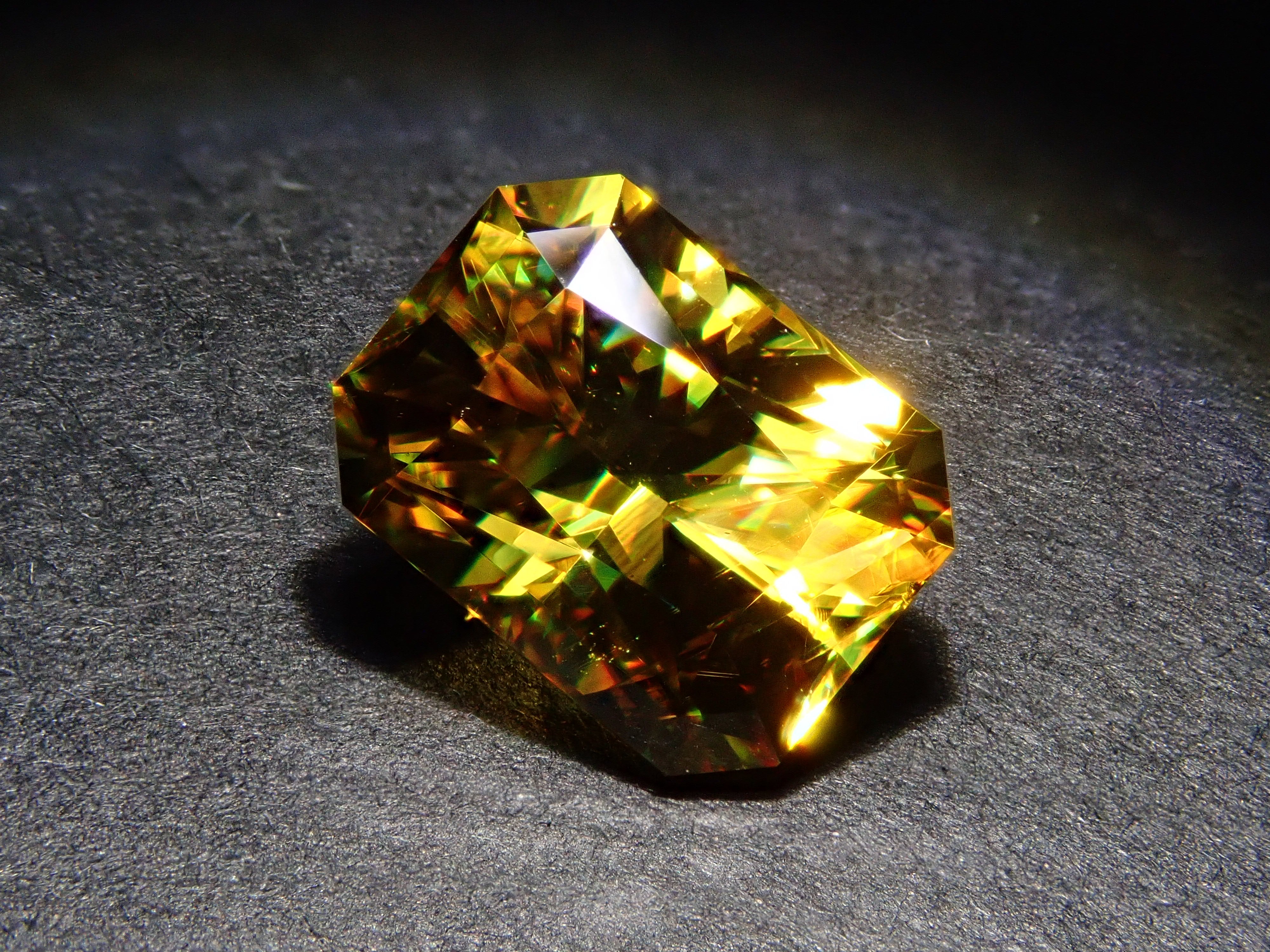 【1/20 22時販売】ジンバブエ産スフェーン 2.067ctルース