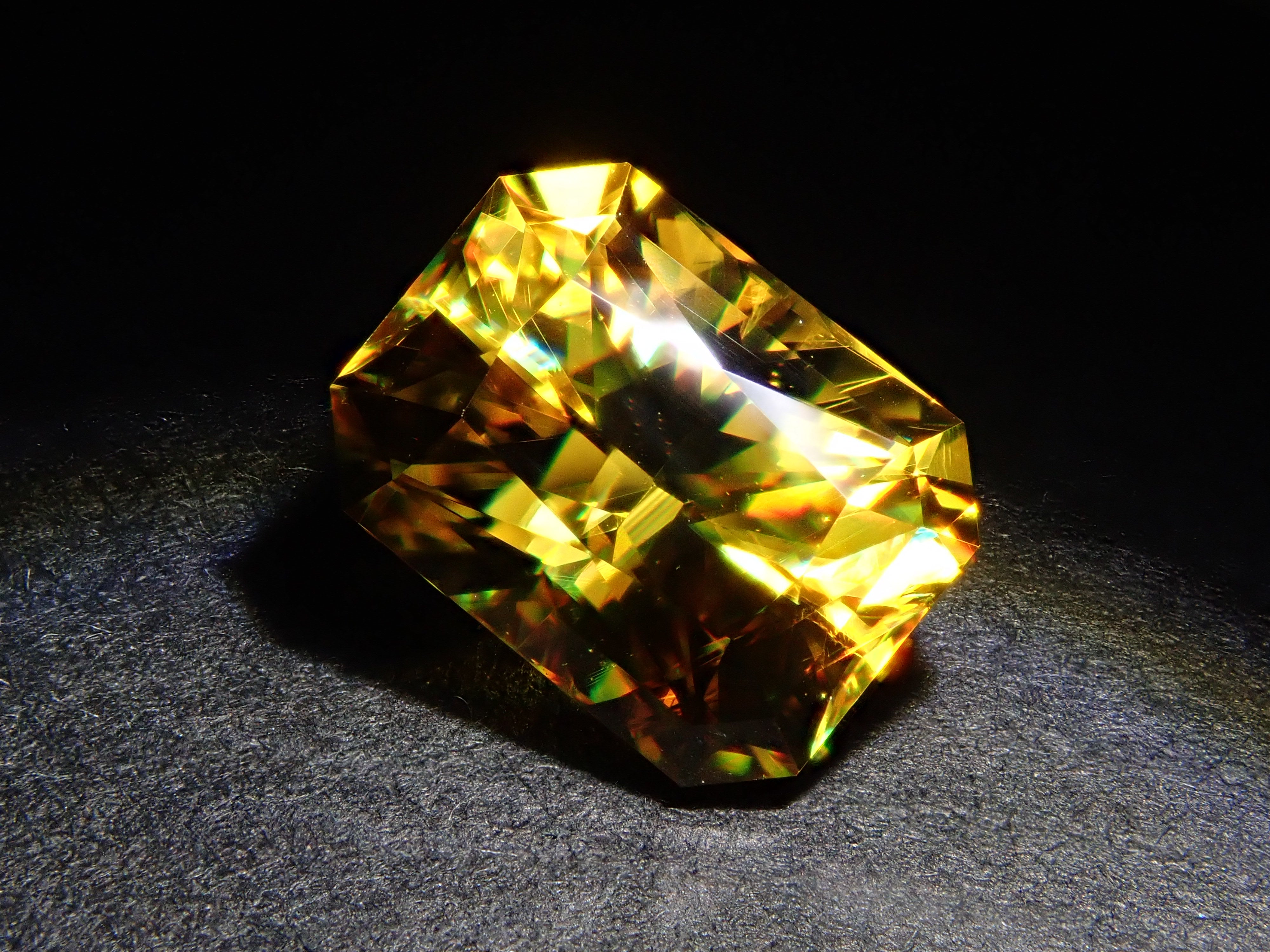 【1/20 22時販売】ジンバブエ産スフェーン 2.067ctルース