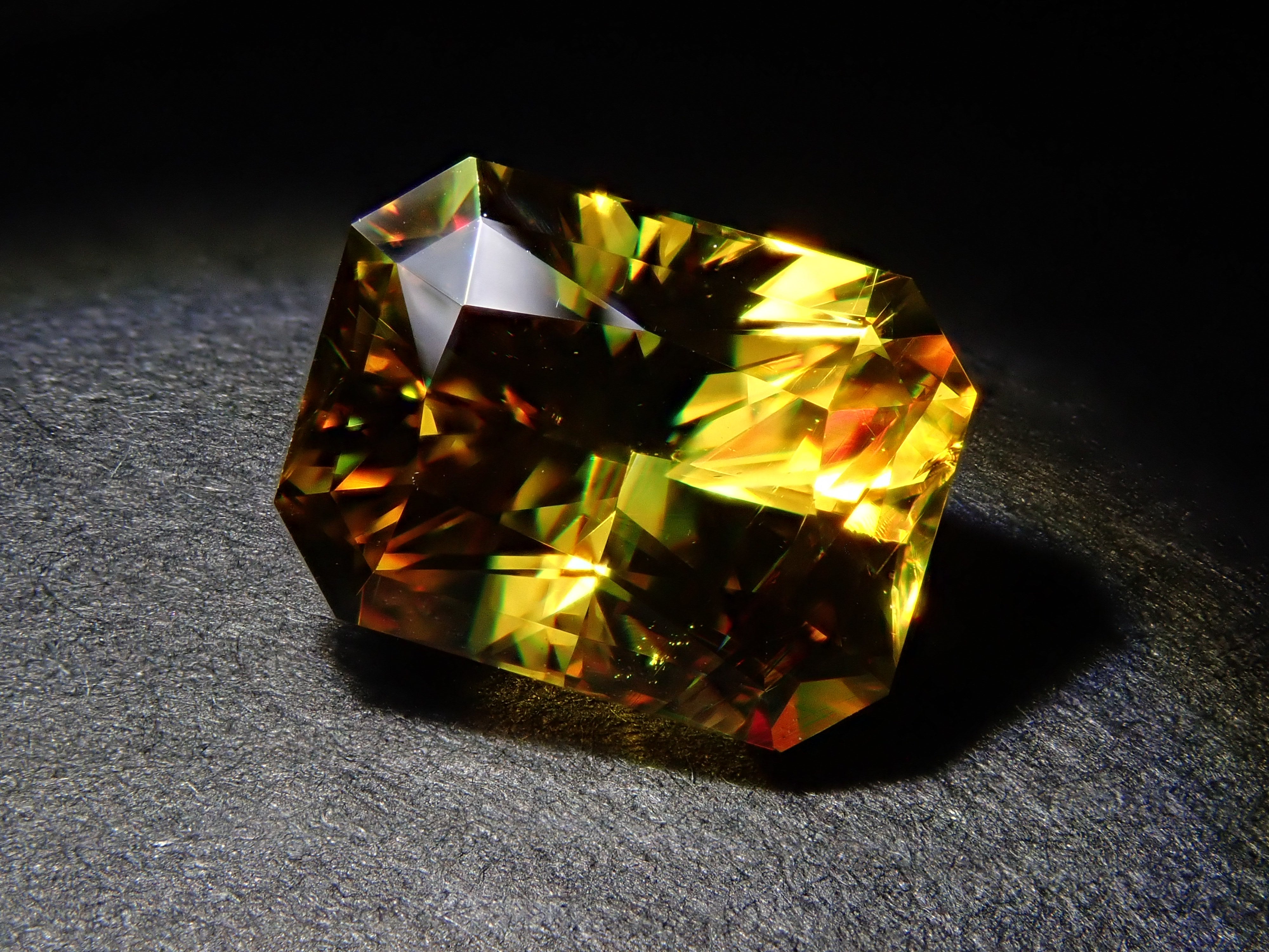 【1/20 22時販売】ジンバブエ産スフェーン 2.067ctルース