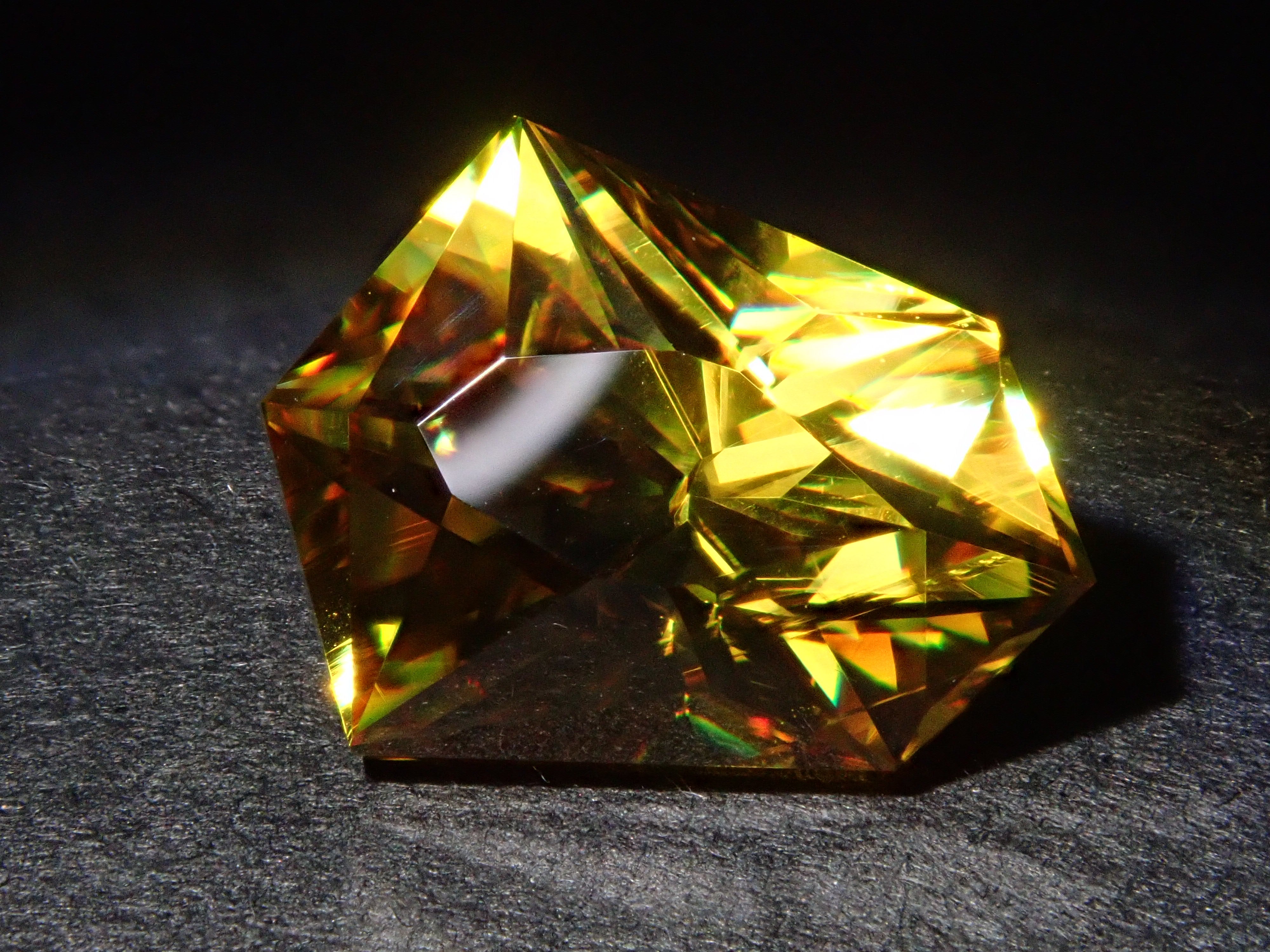 【1/20 22時販売】ジンバブエ産スフェーン 2.520ctルース