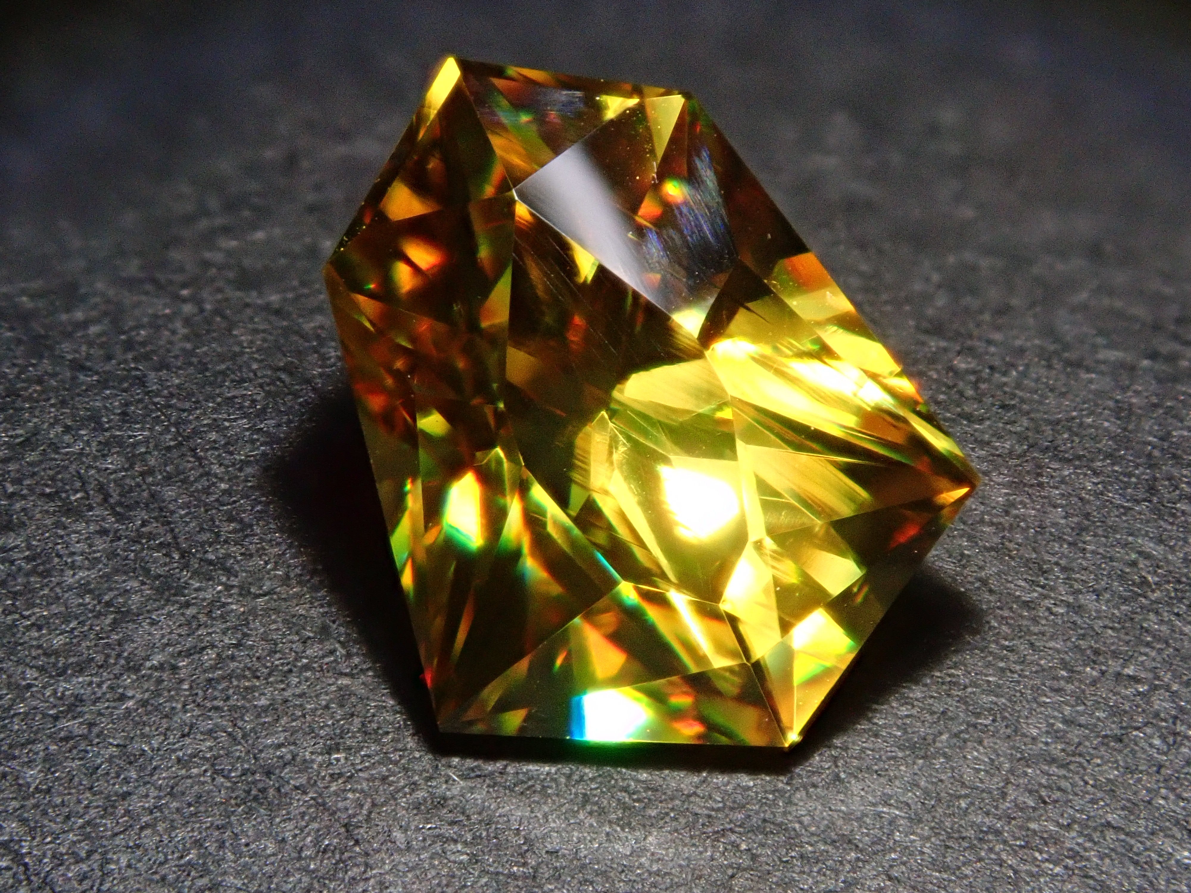 【1/20 22時販売】ジンバブエ産スフェーン 2.520ctルース