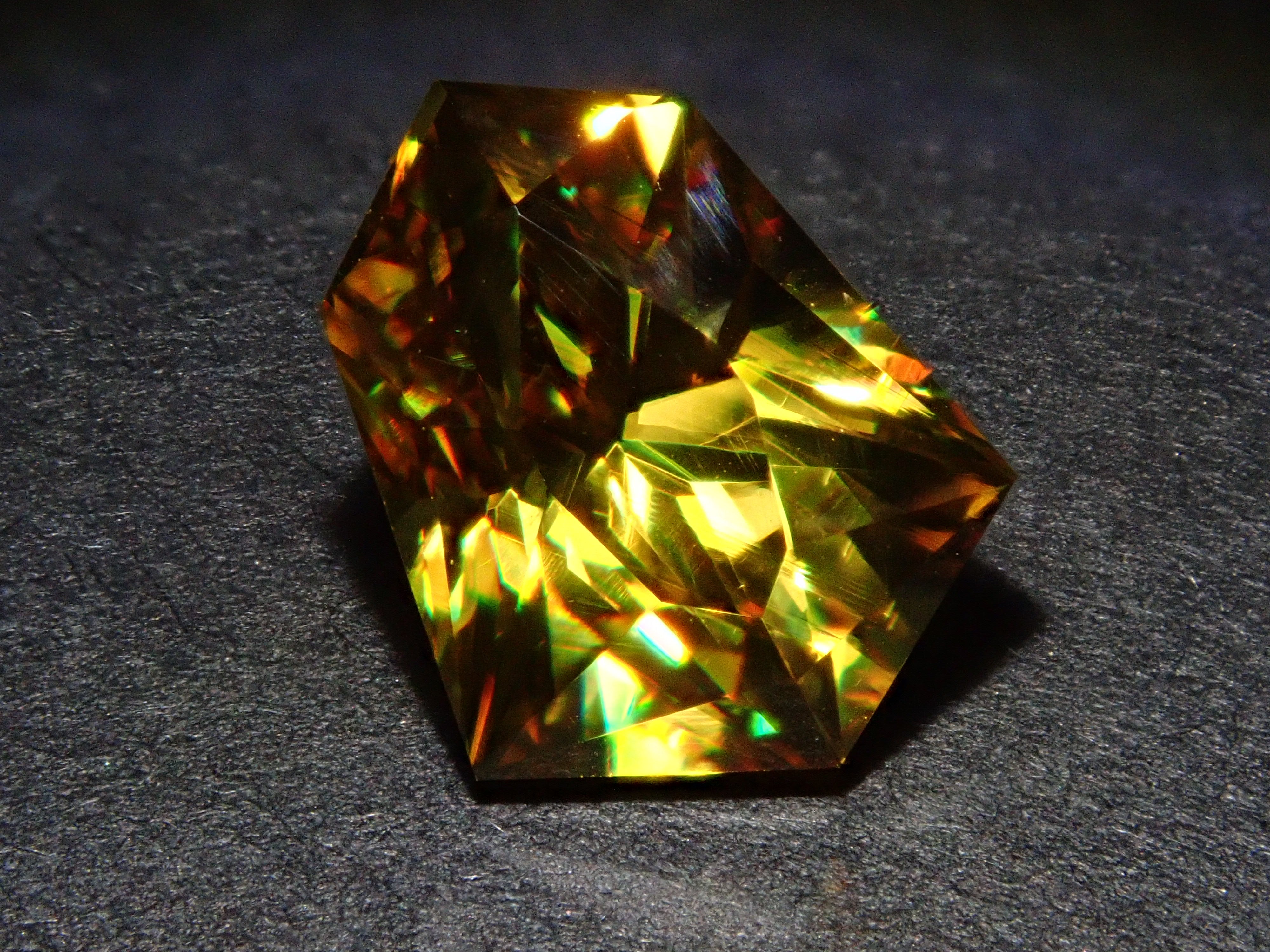 【1/20 22時販売】ジンバブエ産スフェーン 2.520ctルース