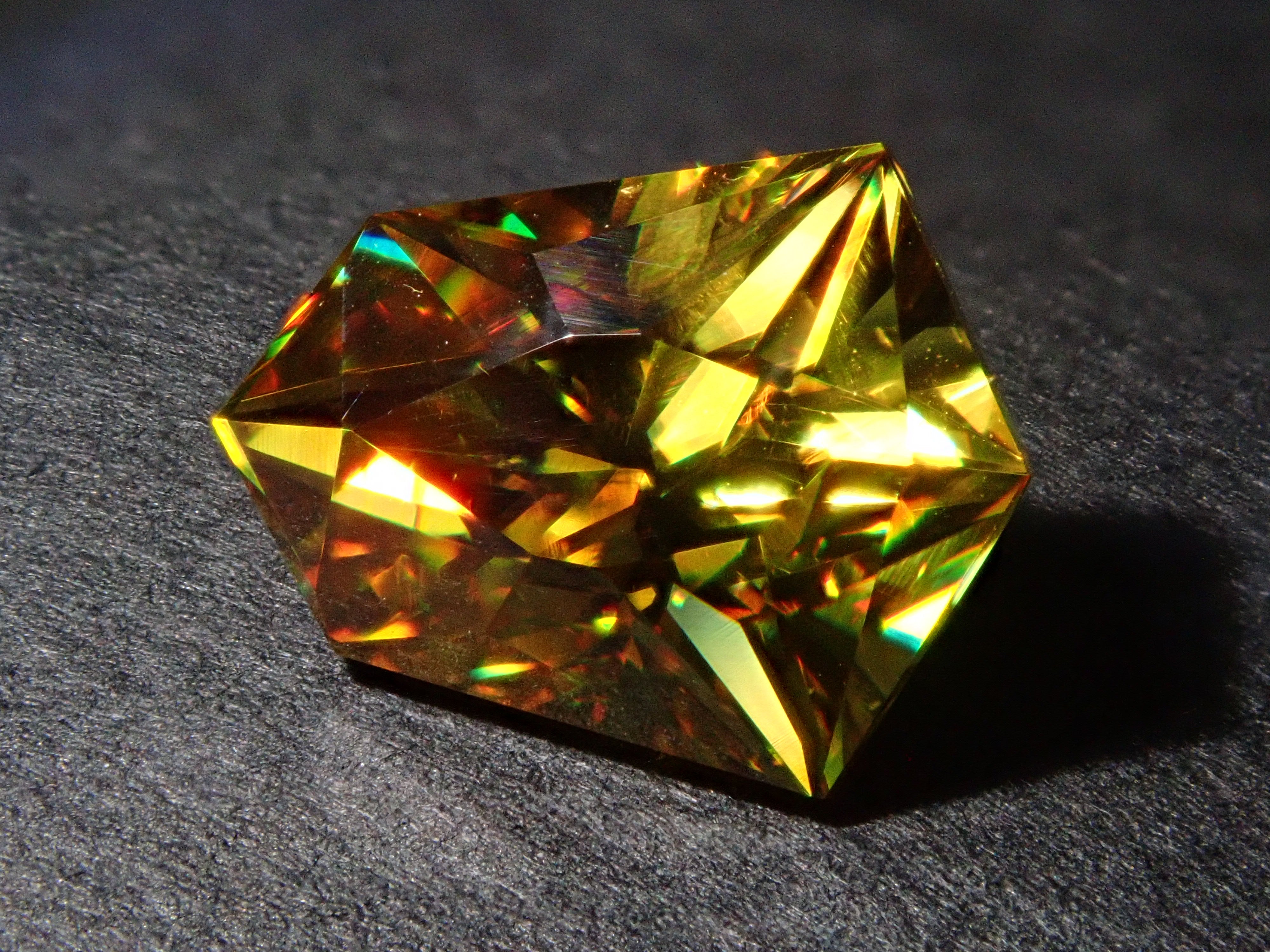 【1/20 22時販売】ジンバブエ産スフェーン 2.520ctルース