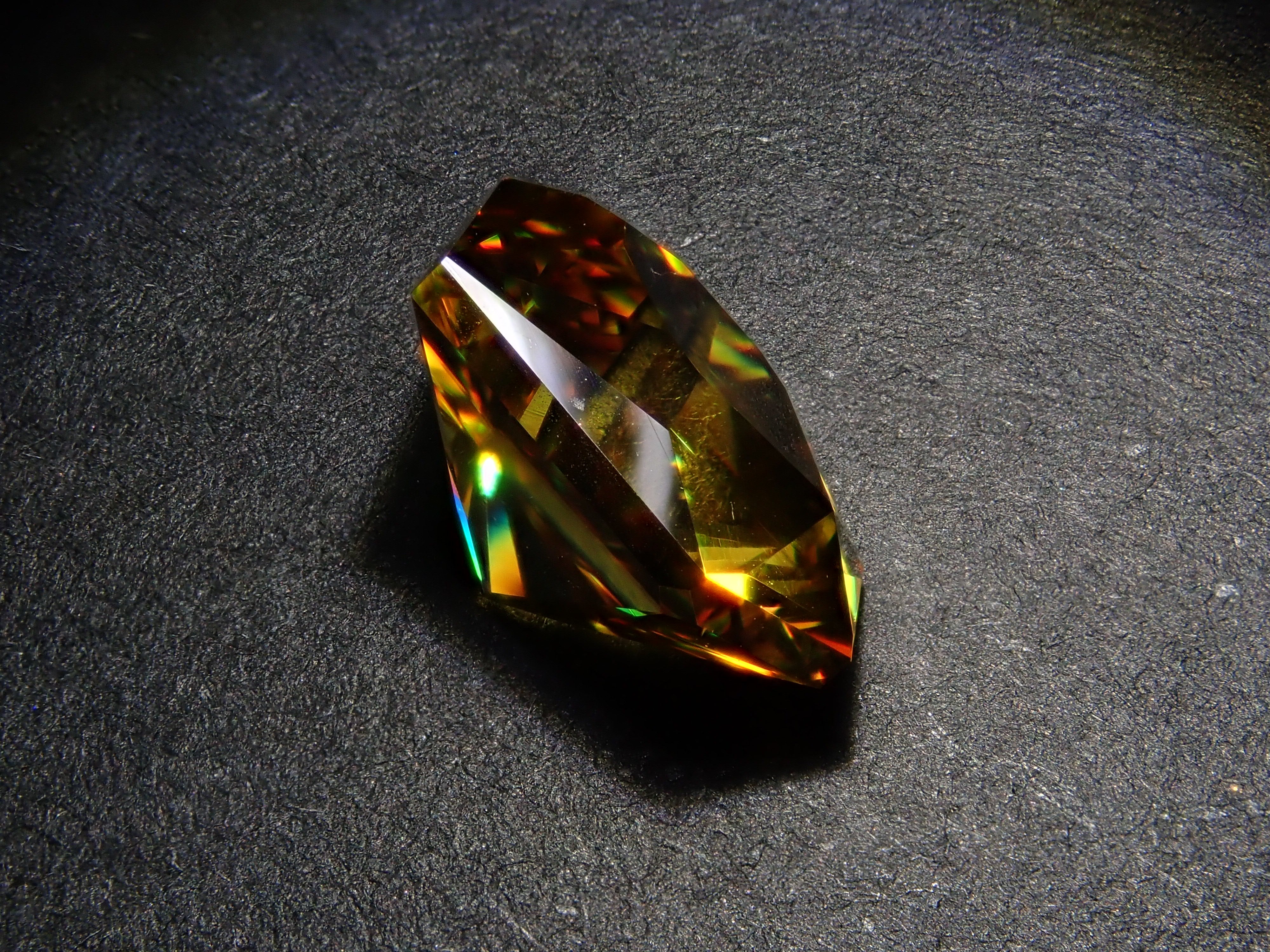 12561122掲載】ジンバブエ産スフェーン 2.520ctルース