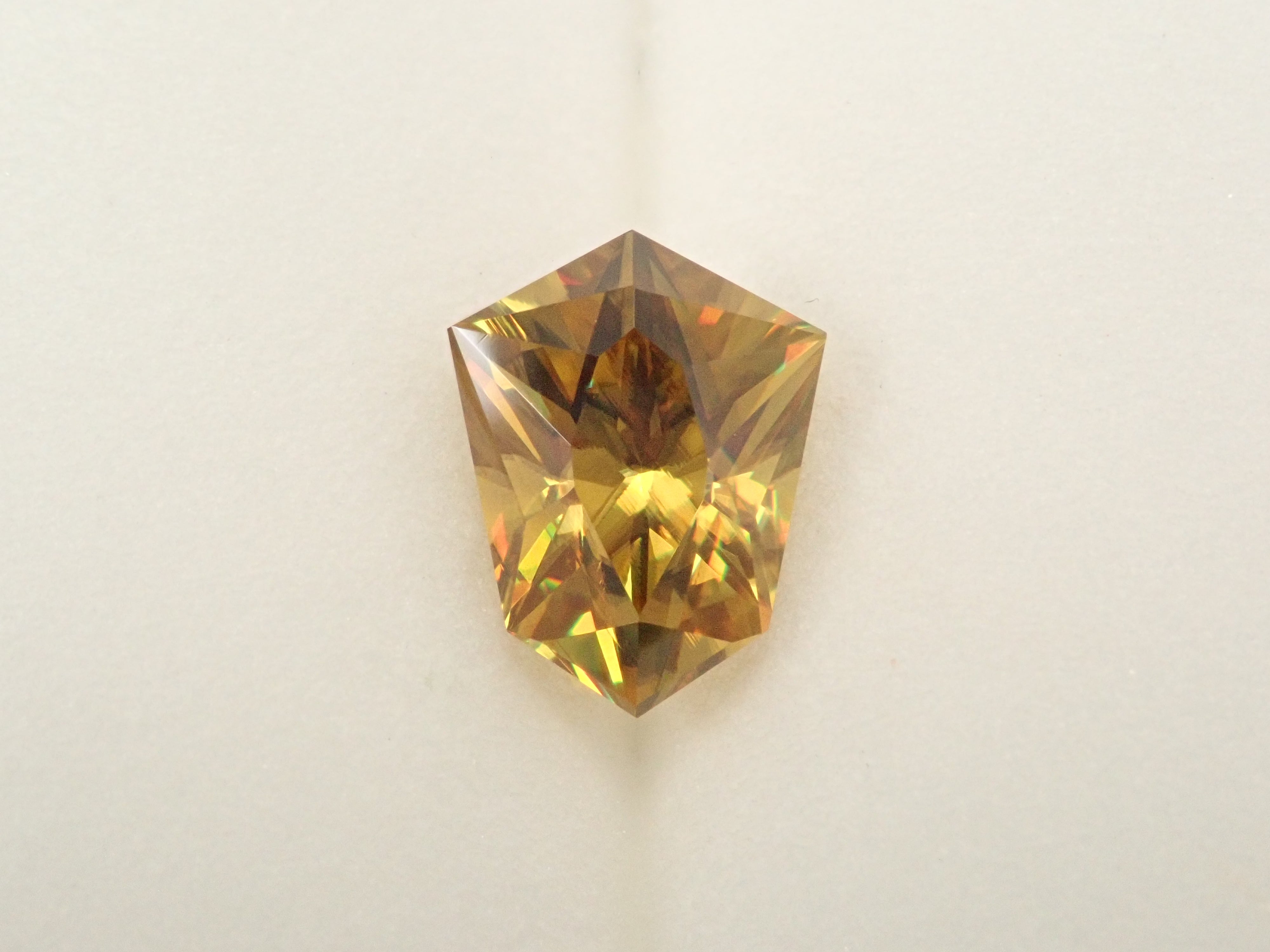 【1/20 22時販売】ジンバブエ産スフェーン 2.520ctルース