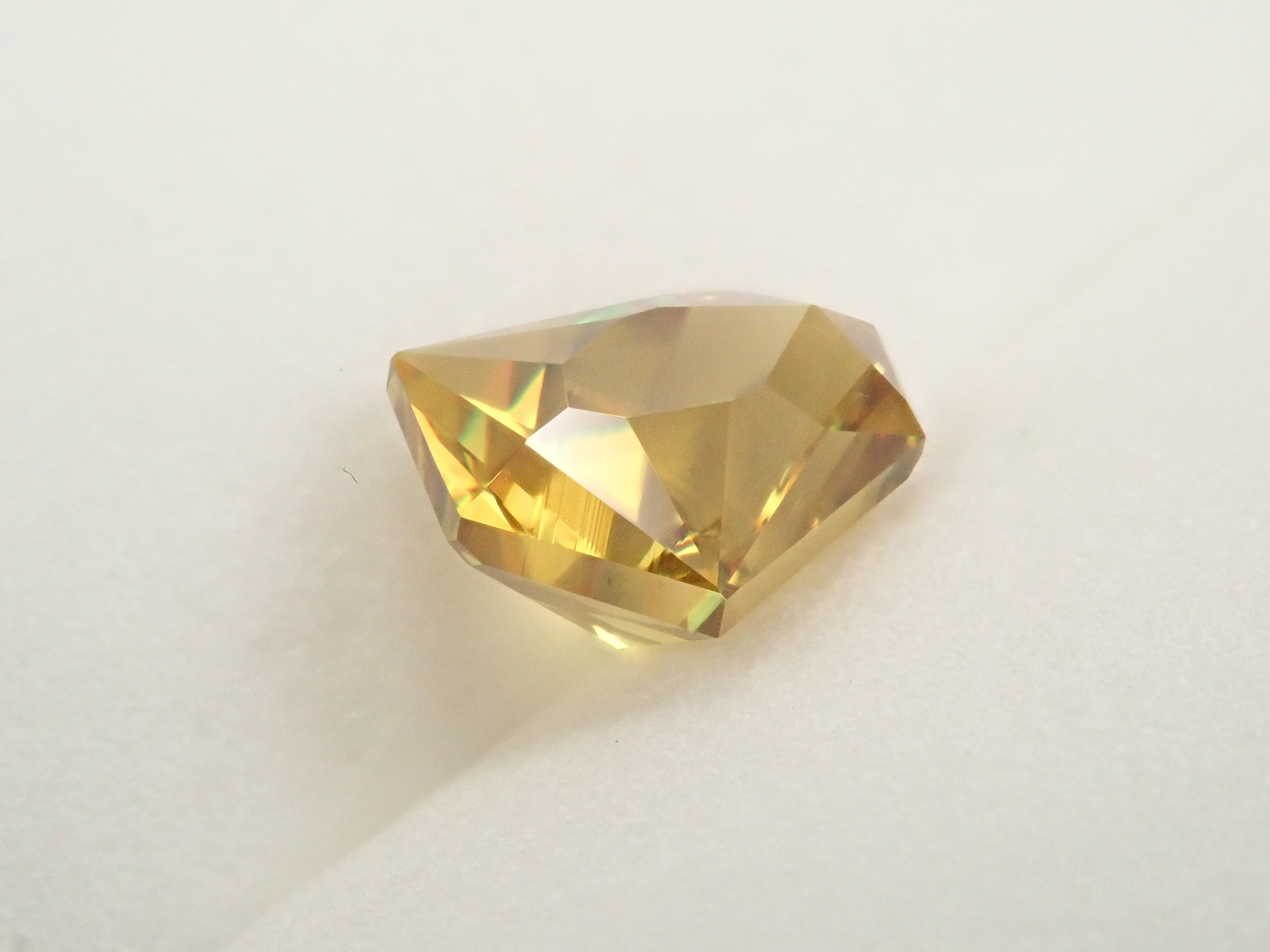 【1/20 22時販売】ジンバブエ産スフェーン 2.520ctルース