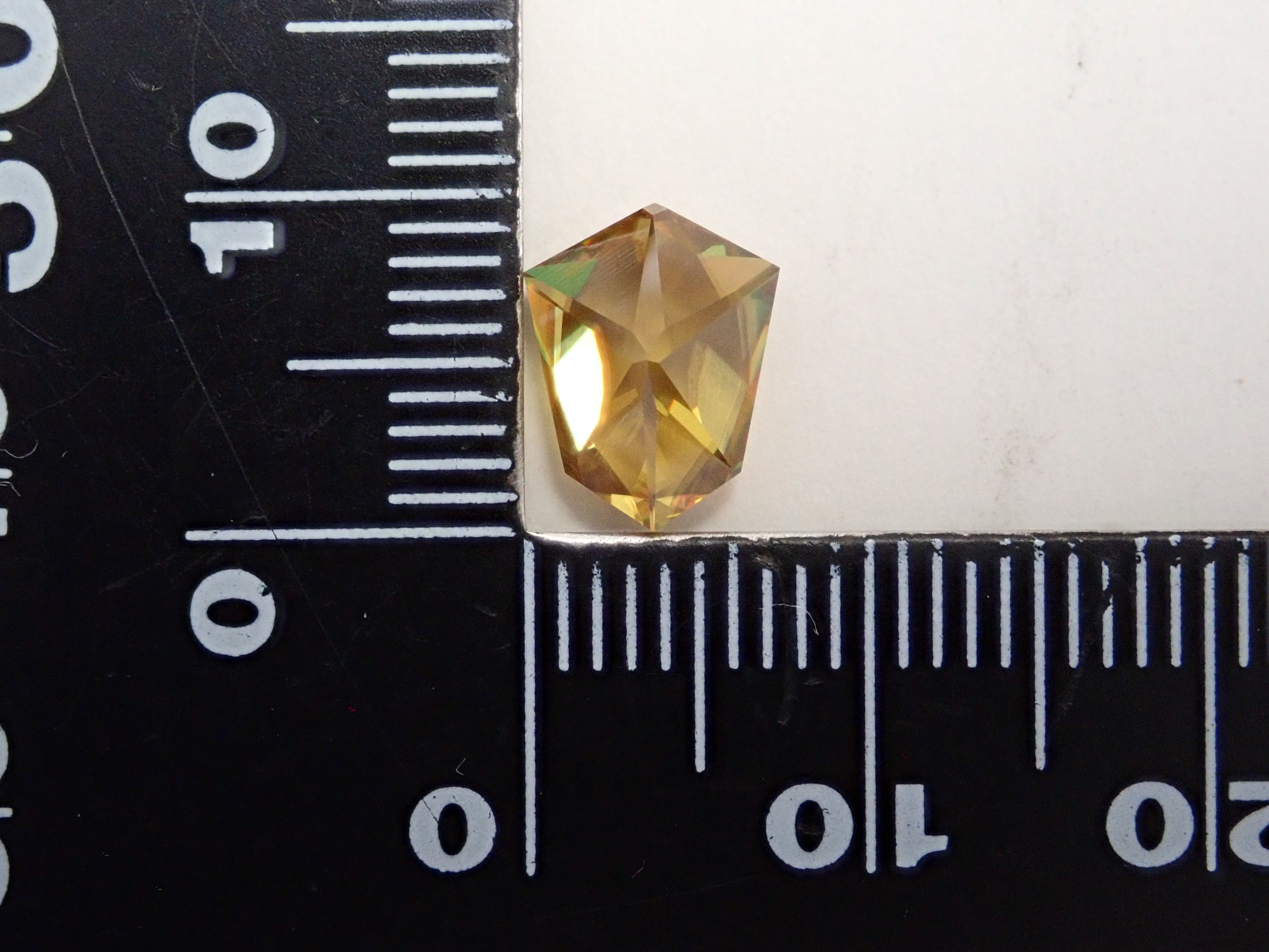 【1/20 22時販売】ジンバブエ産スフェーン 2.520ctルース