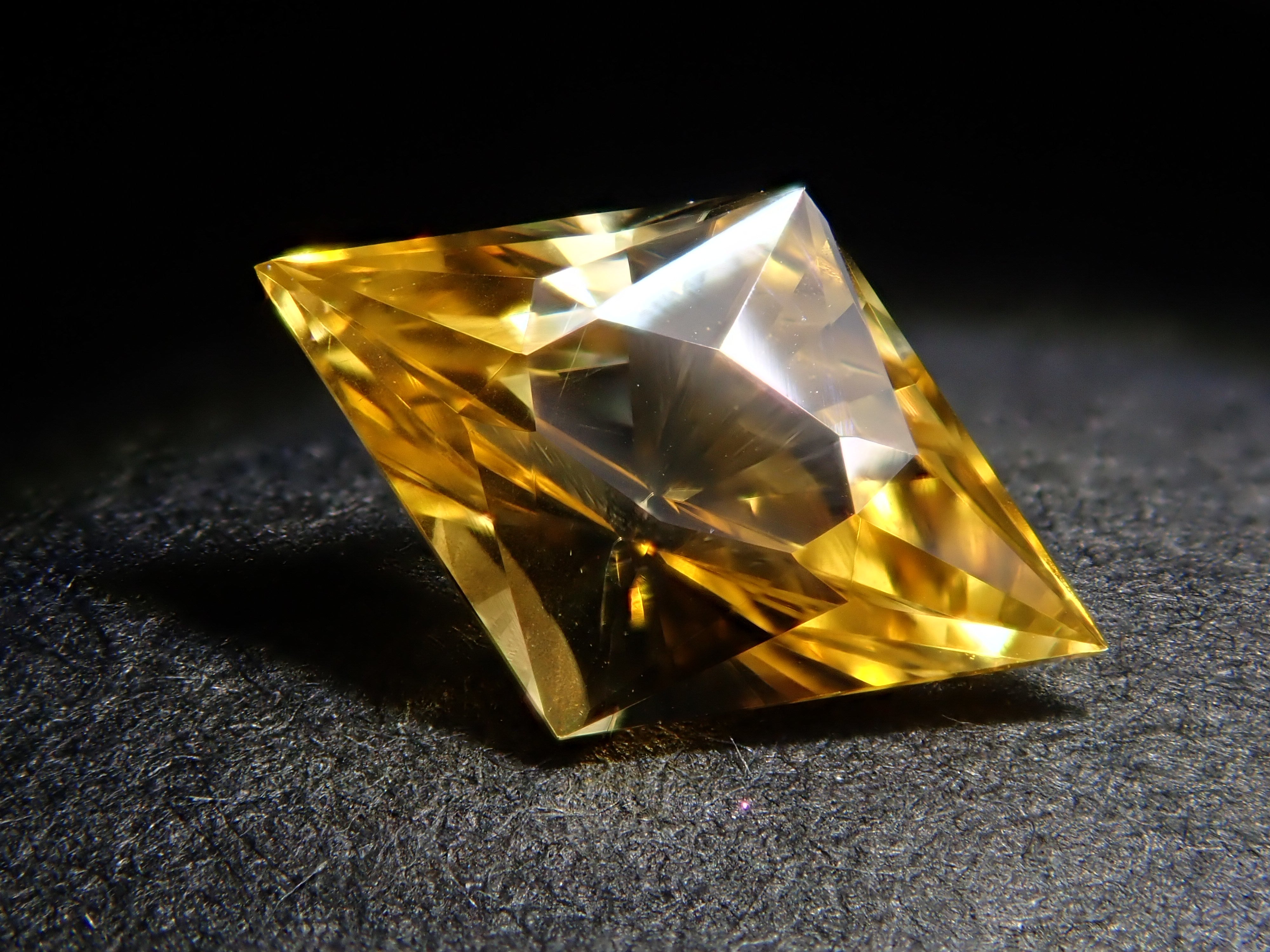 スリランカ産非加熱天然イエローサファイアルース スリランカ産イエローサファイア 0.526ctルース