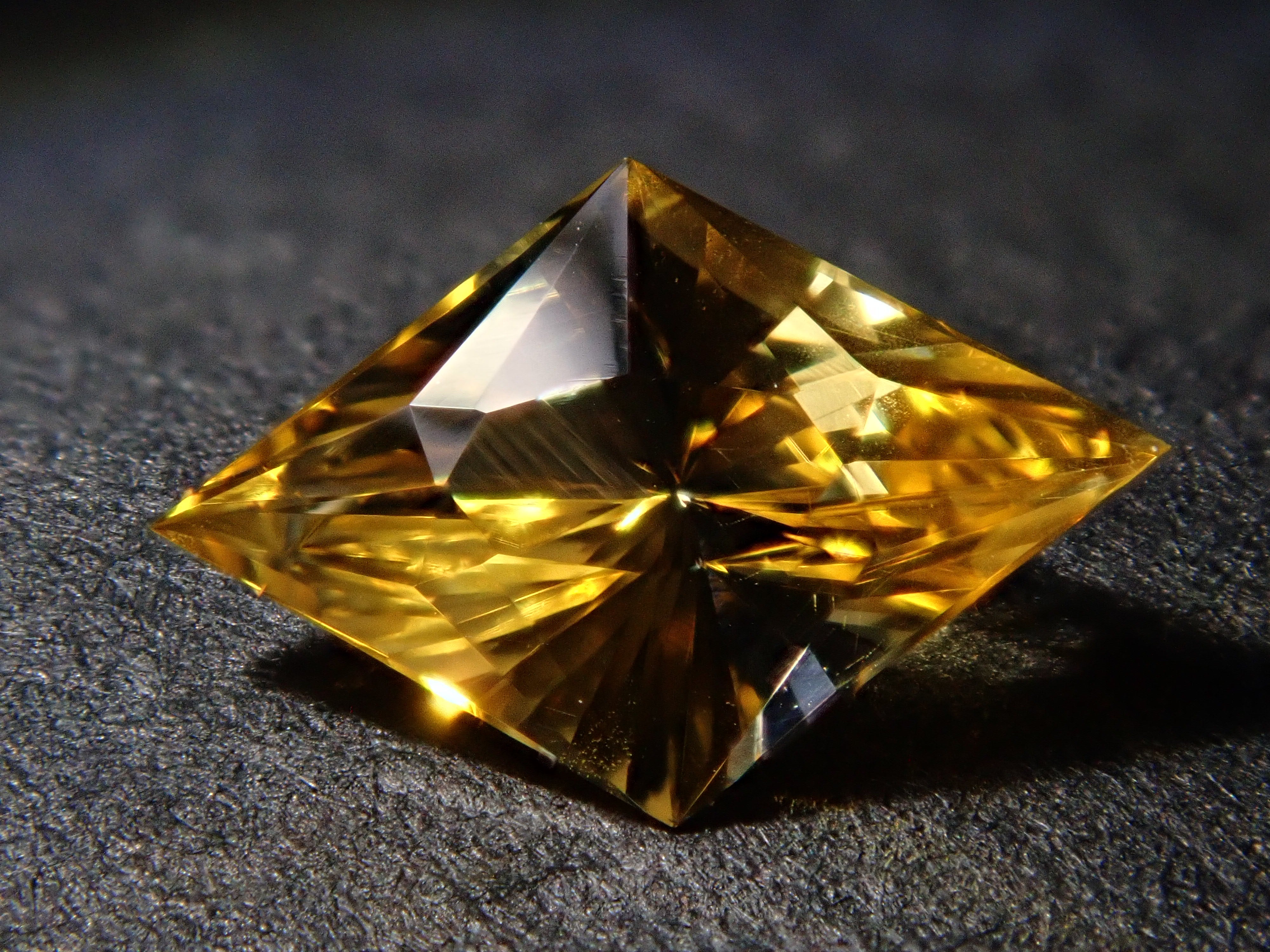 スリランカ産イエローサファイア 0.526ctルース