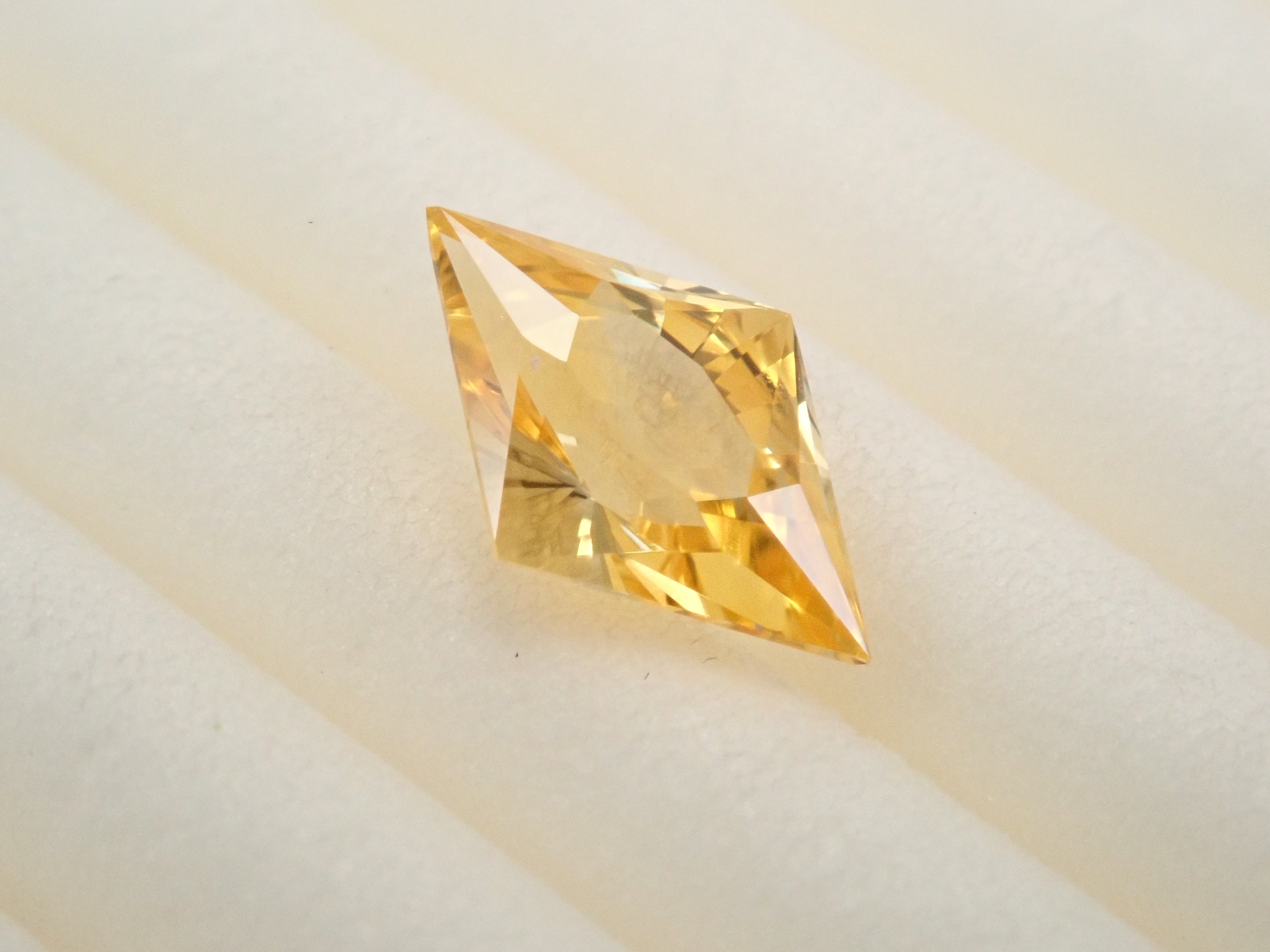 スリランカ産イエローサファイア 0.526ctルース