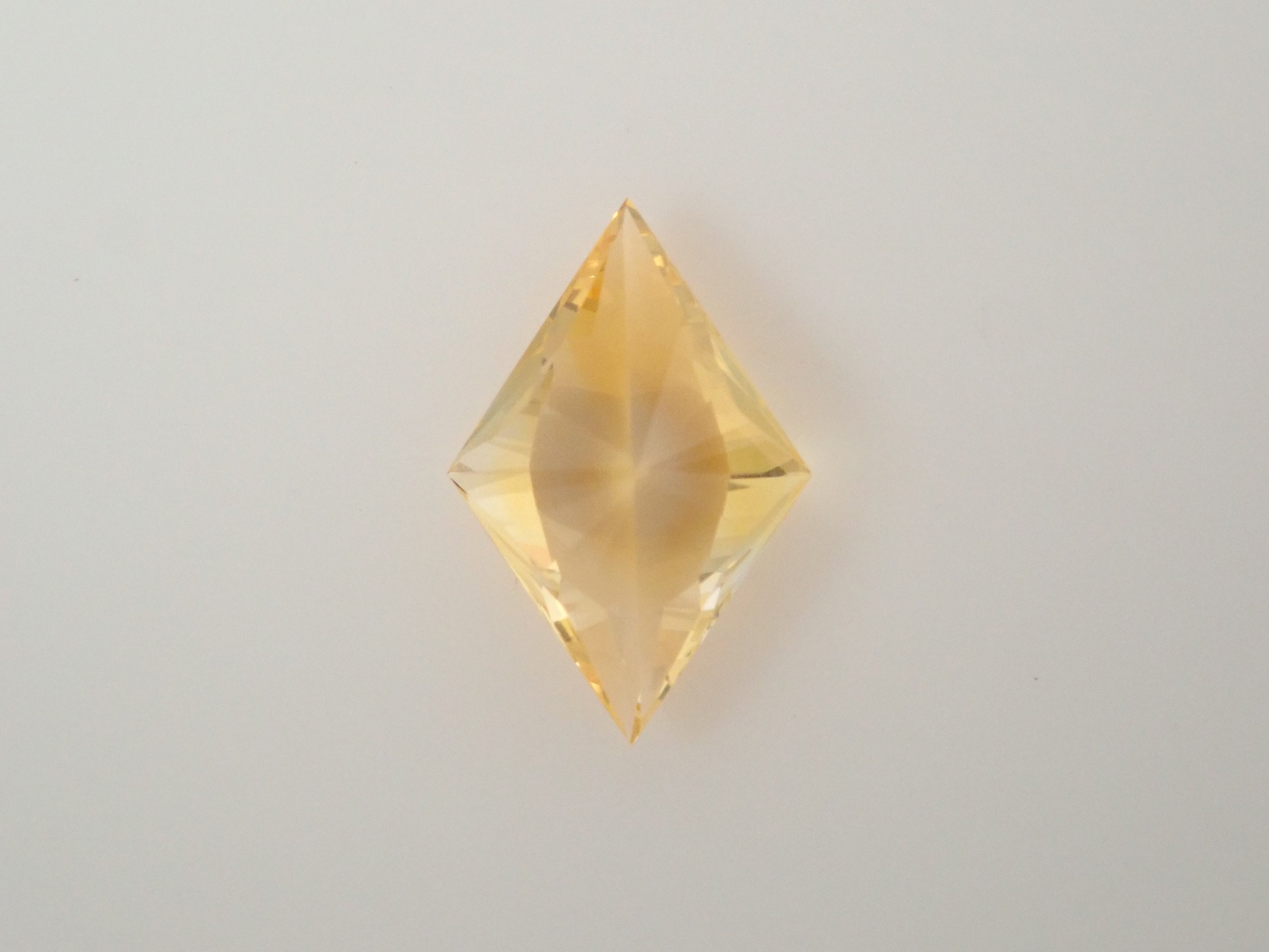 スリランカ産非加熱天然イエローサファイアルース スリランカ産イエローサファイア 0.526ctルース