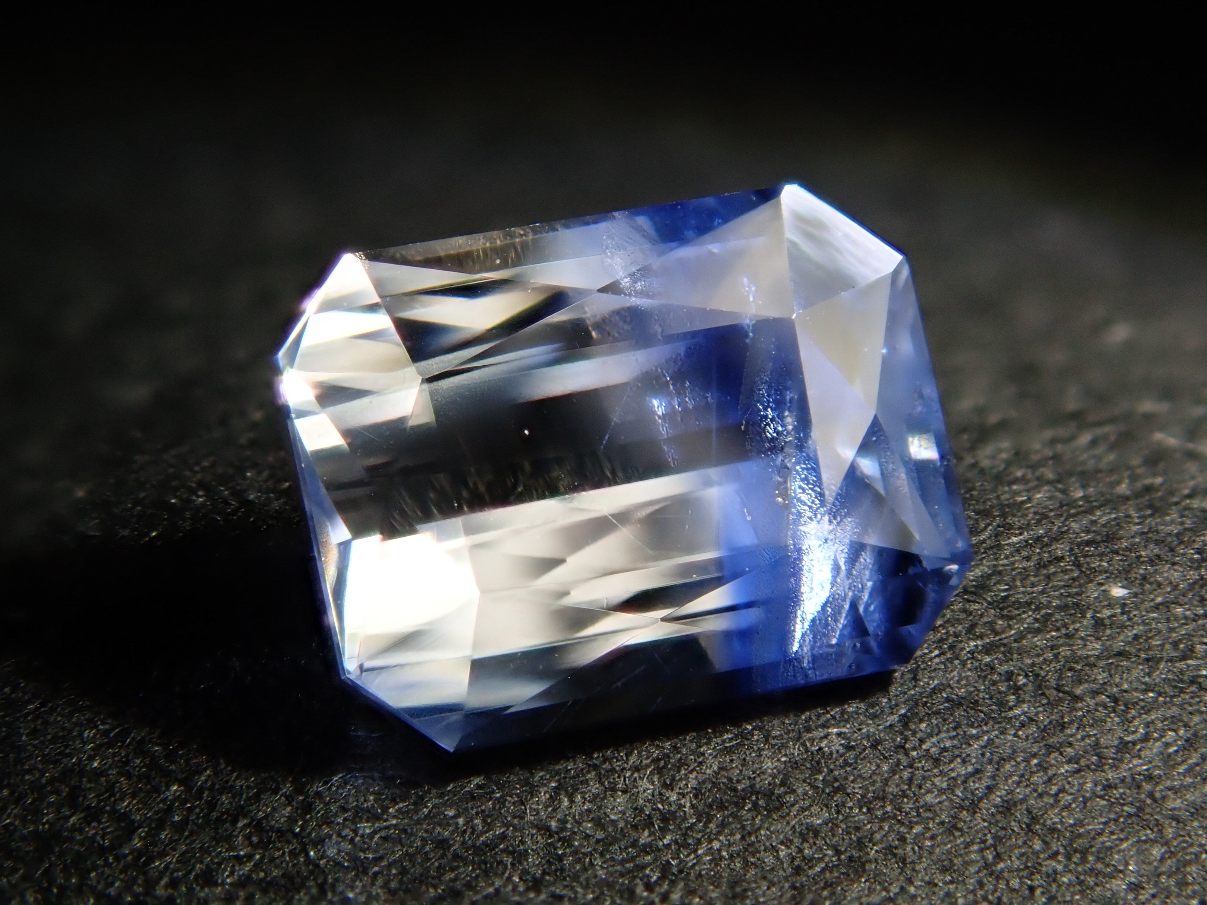 スリランカ産バイカラーサファイア 0.586ctルース