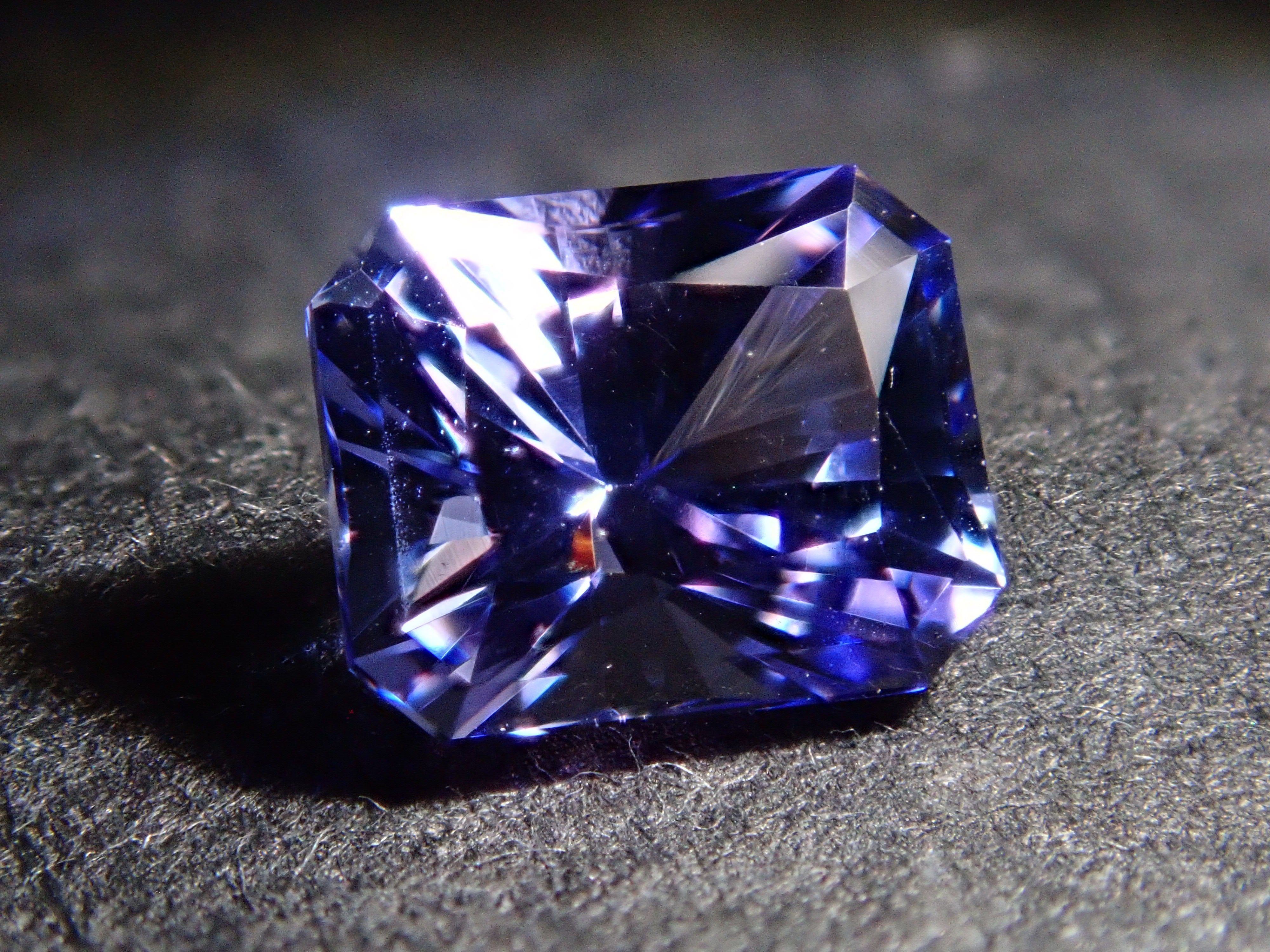 タンザニア産タンザナイト 0.680ctルース