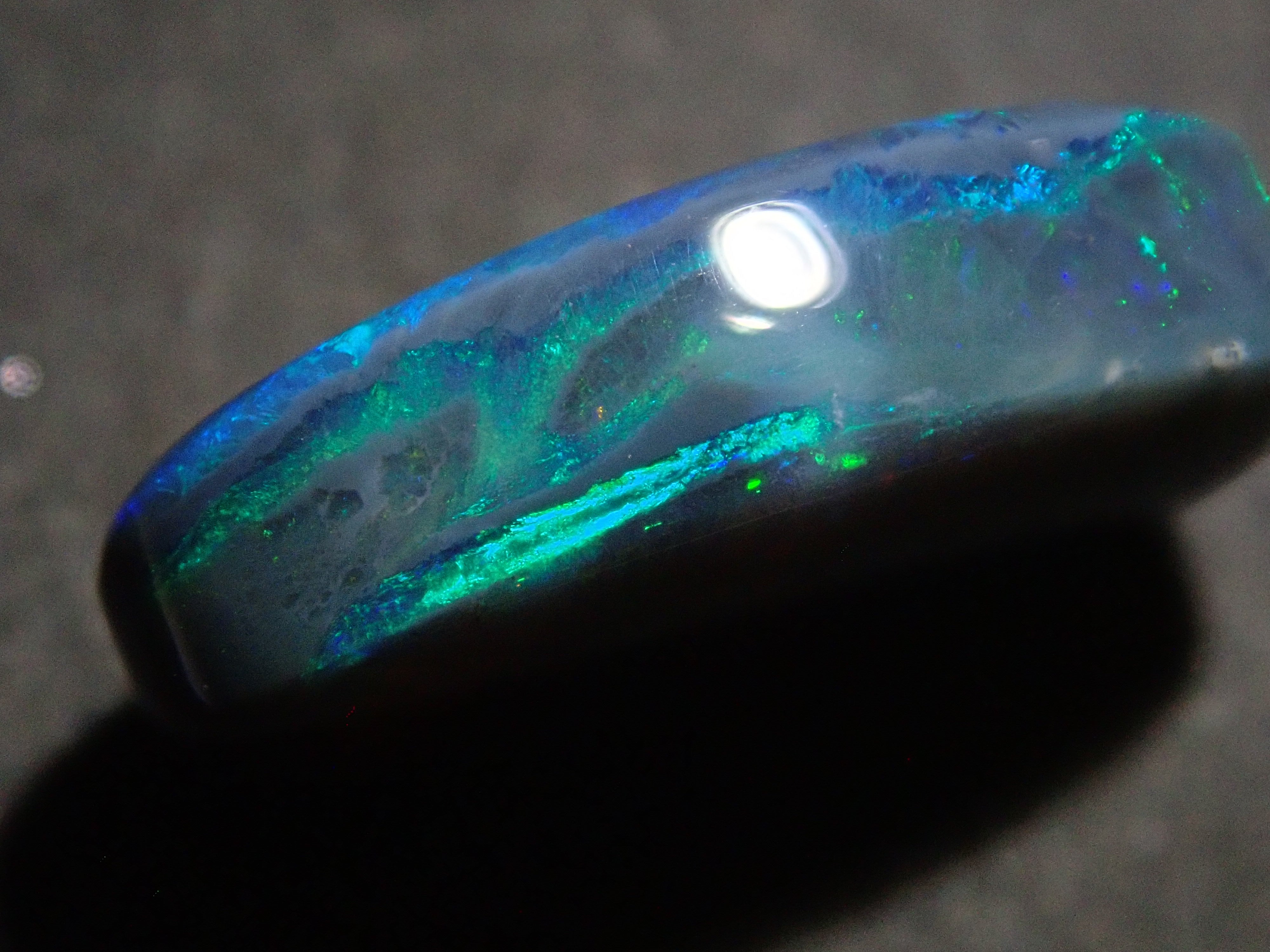 オーストラリア産ブラックオパール 3.583ctルース（両面タイプ）