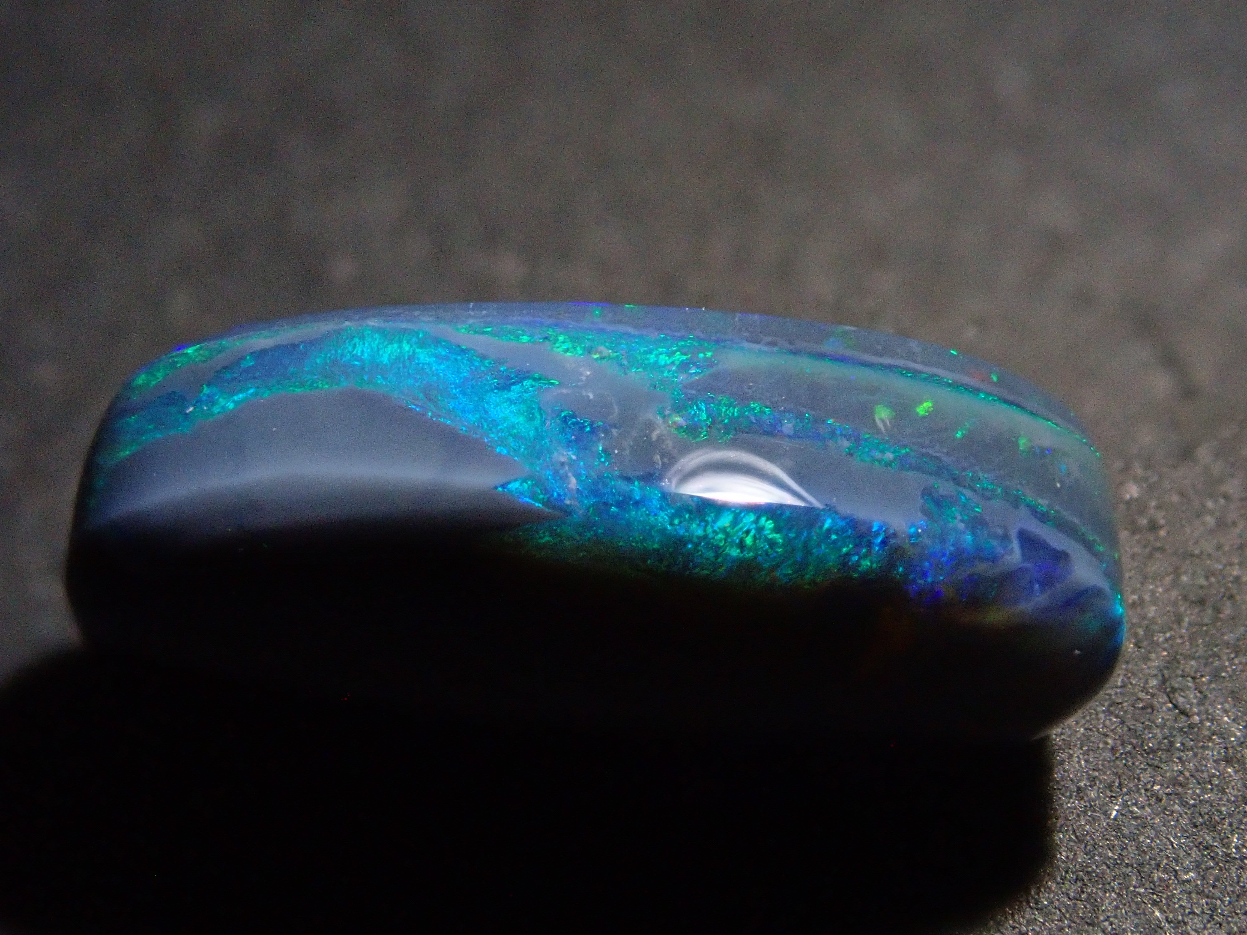 オーストラリア産ブラックオパール 3.583ctルース（両面タイプ）