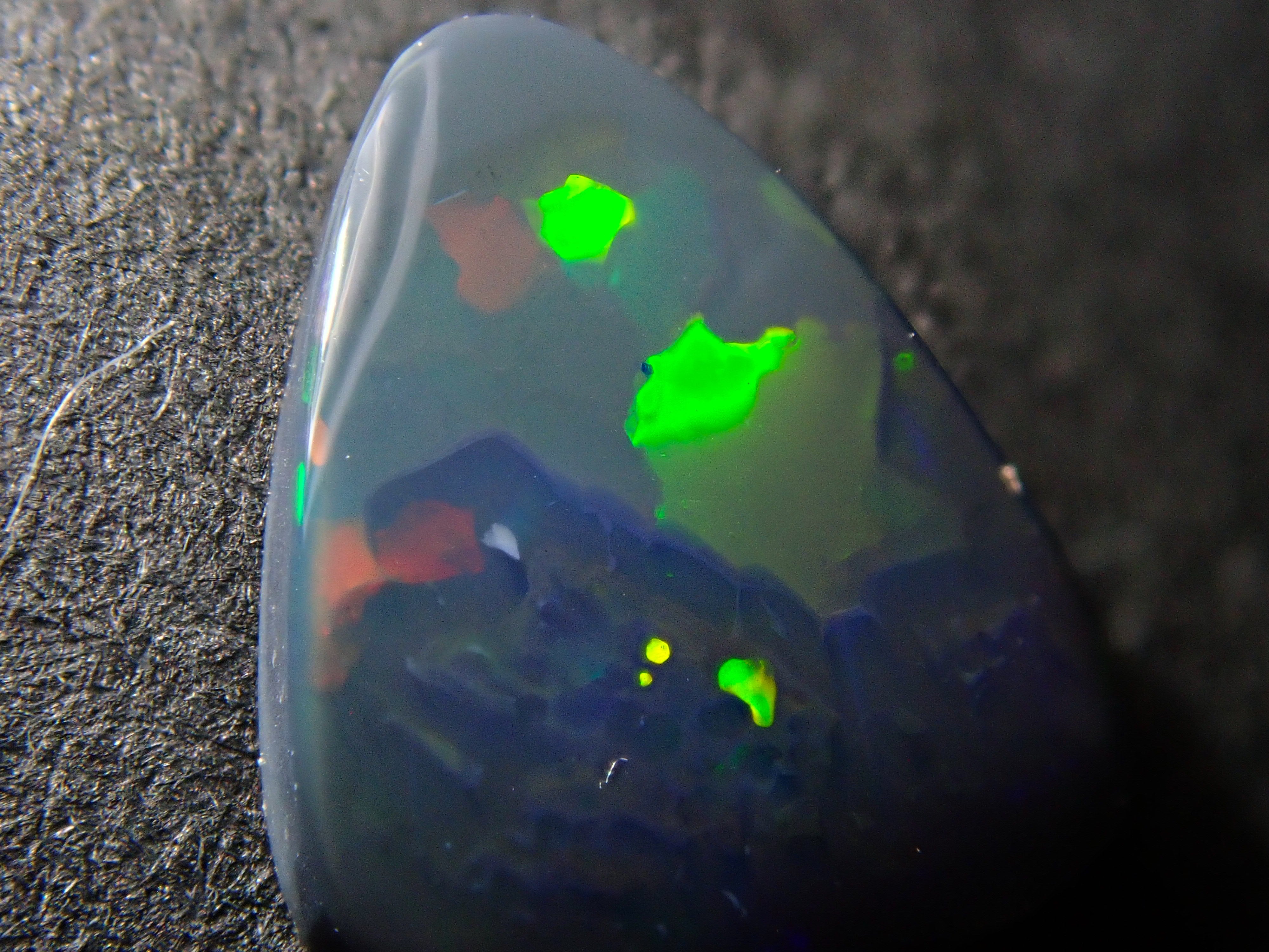 オーストラリア産ブラックオパール 0.758ctルース