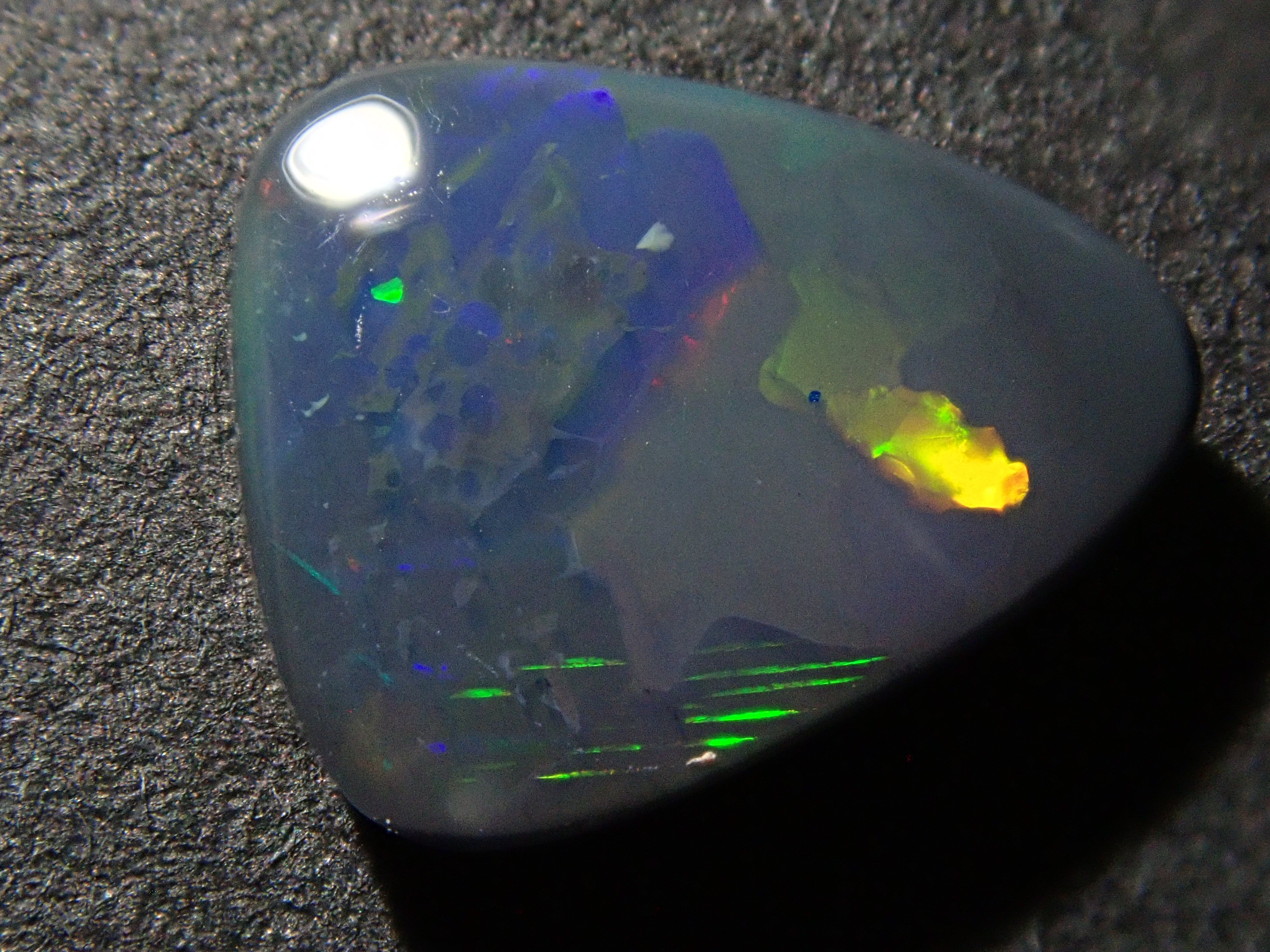 オーストラリア産ブラックオパール 0.758ctルース