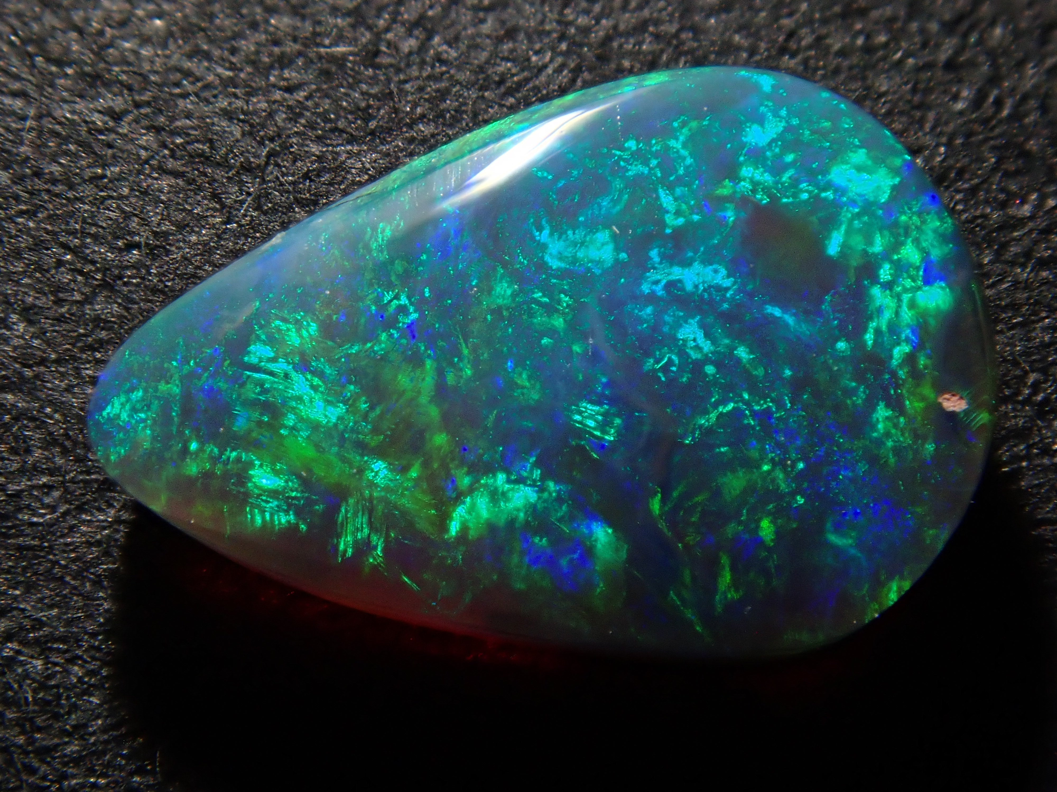 オーストラリア　ライトニング産ブラックオパール　オパールキャッツアイ　B023 オーストラリア産ブラックオパール 0.435ctルース