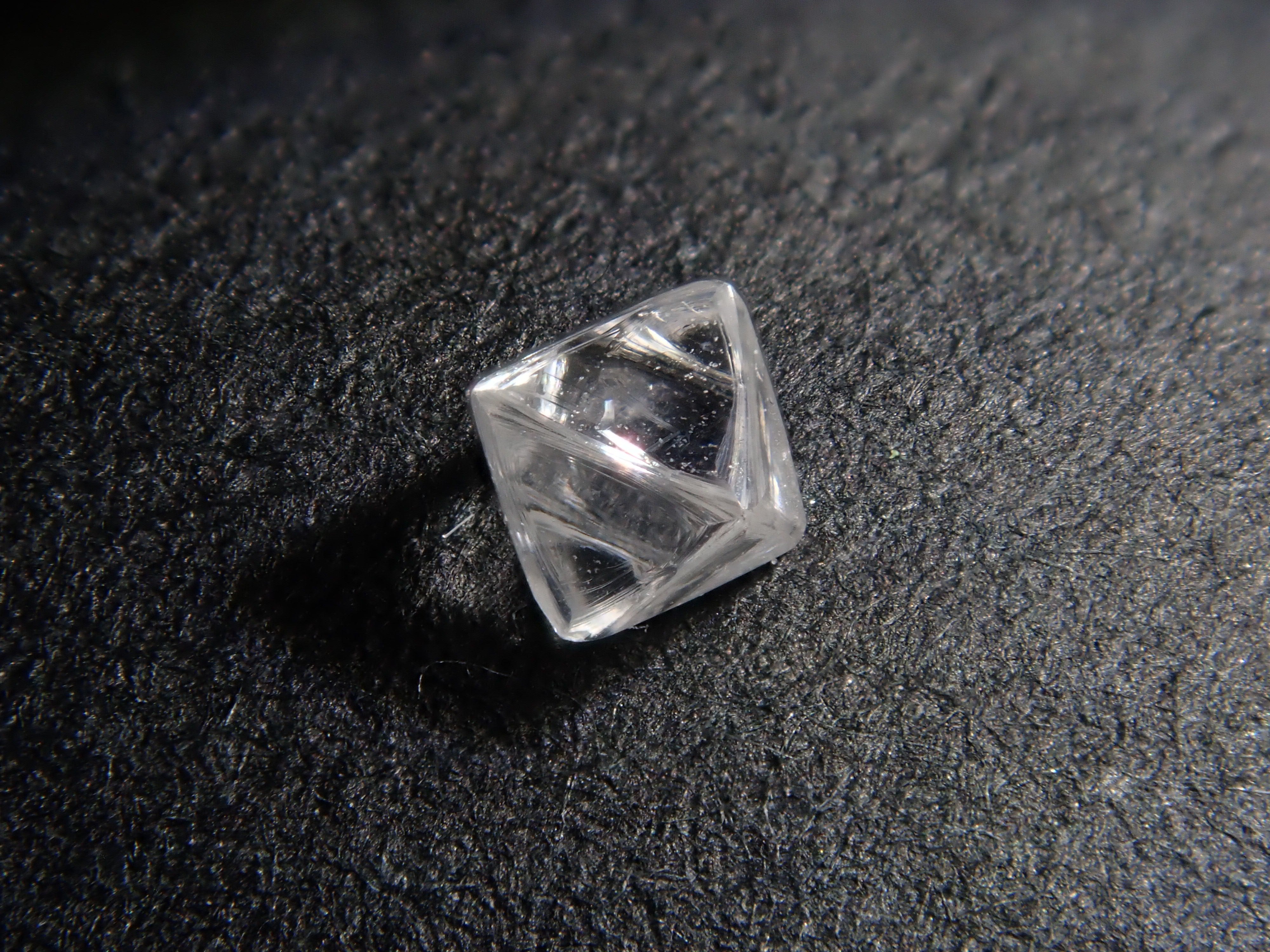 12561794] Canadian rough diamond (sawable) 0.103ct rough