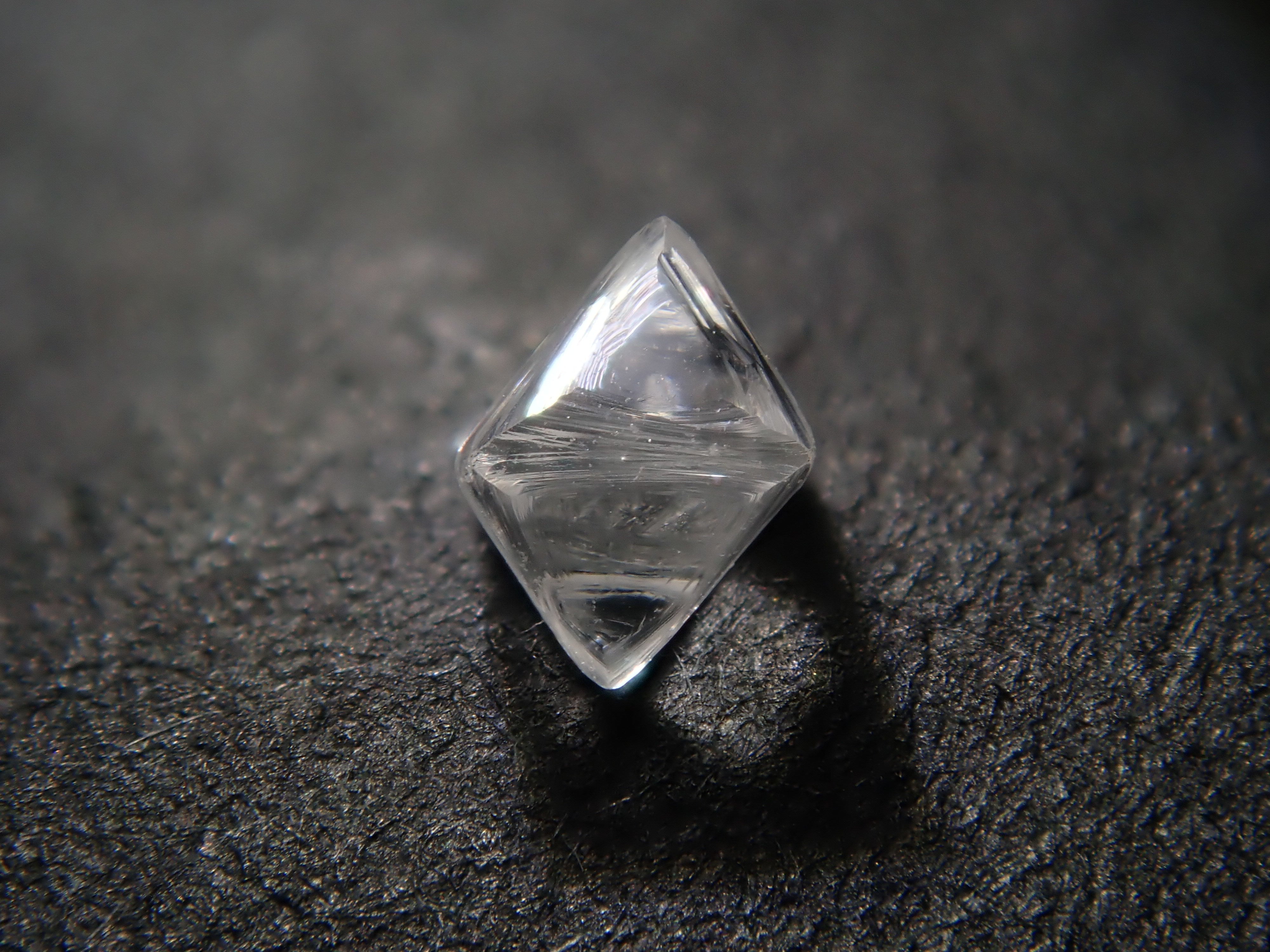 12561794] Canadian rough diamond (sawable) 0.103ct rough