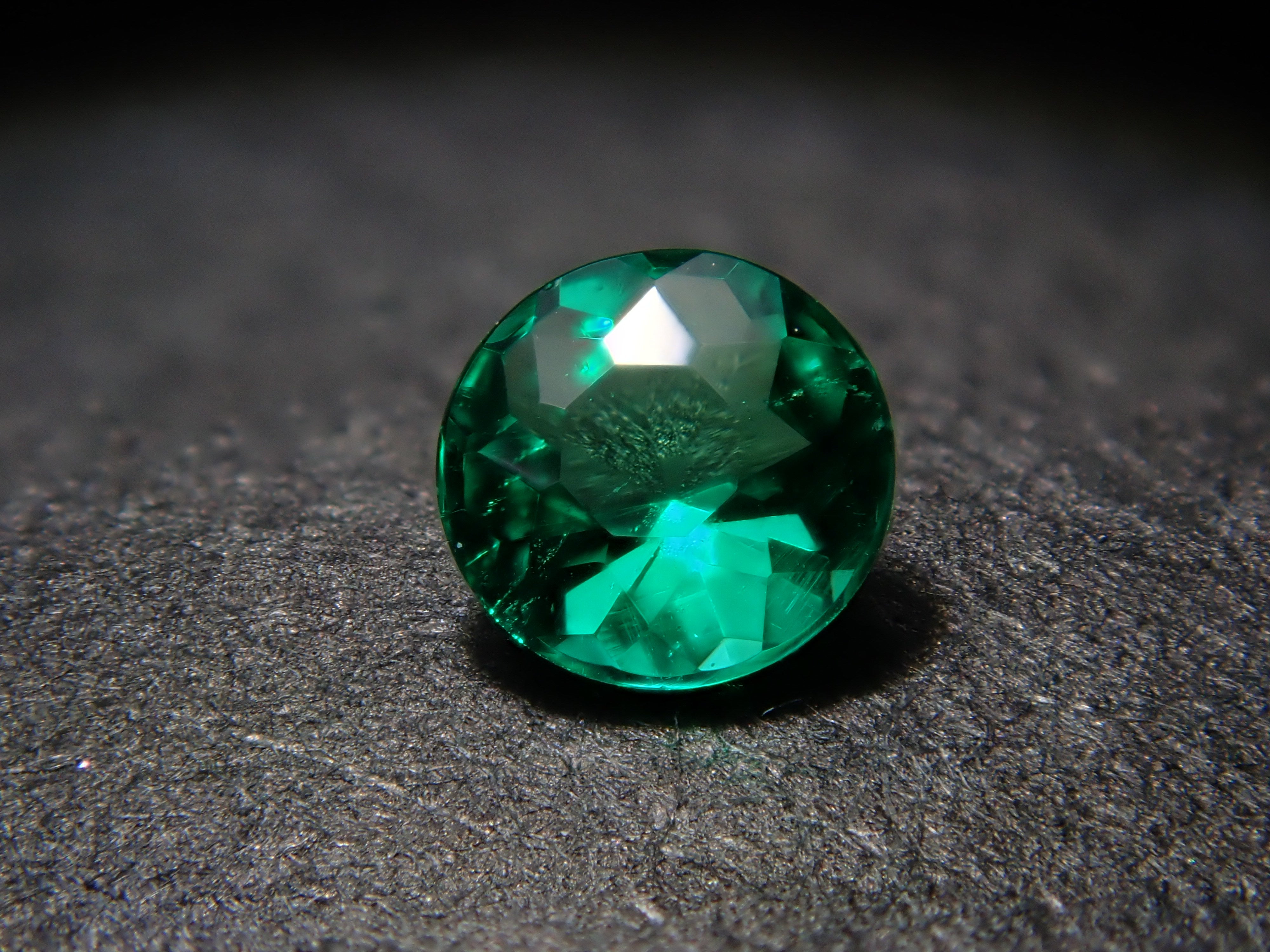 【2/7 22時販売】コロンビア産ノンオイルエメラルド（NONE） 2.8mm/0.070ctルース GIA