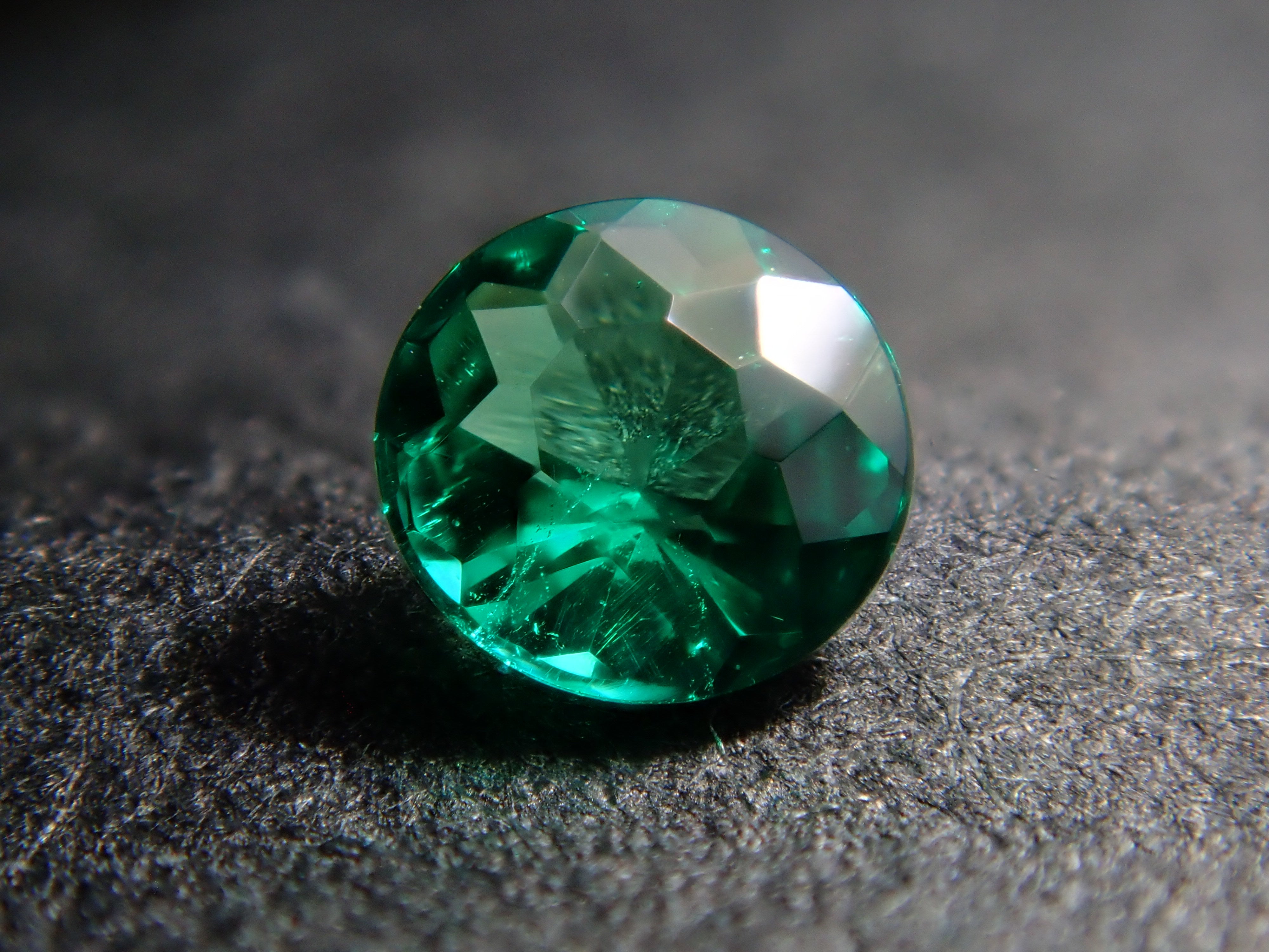 【2/7 22時販売】コロンビア産ノンオイルエメラルド（NONE） 2.8mm/0.070ctルース GIA