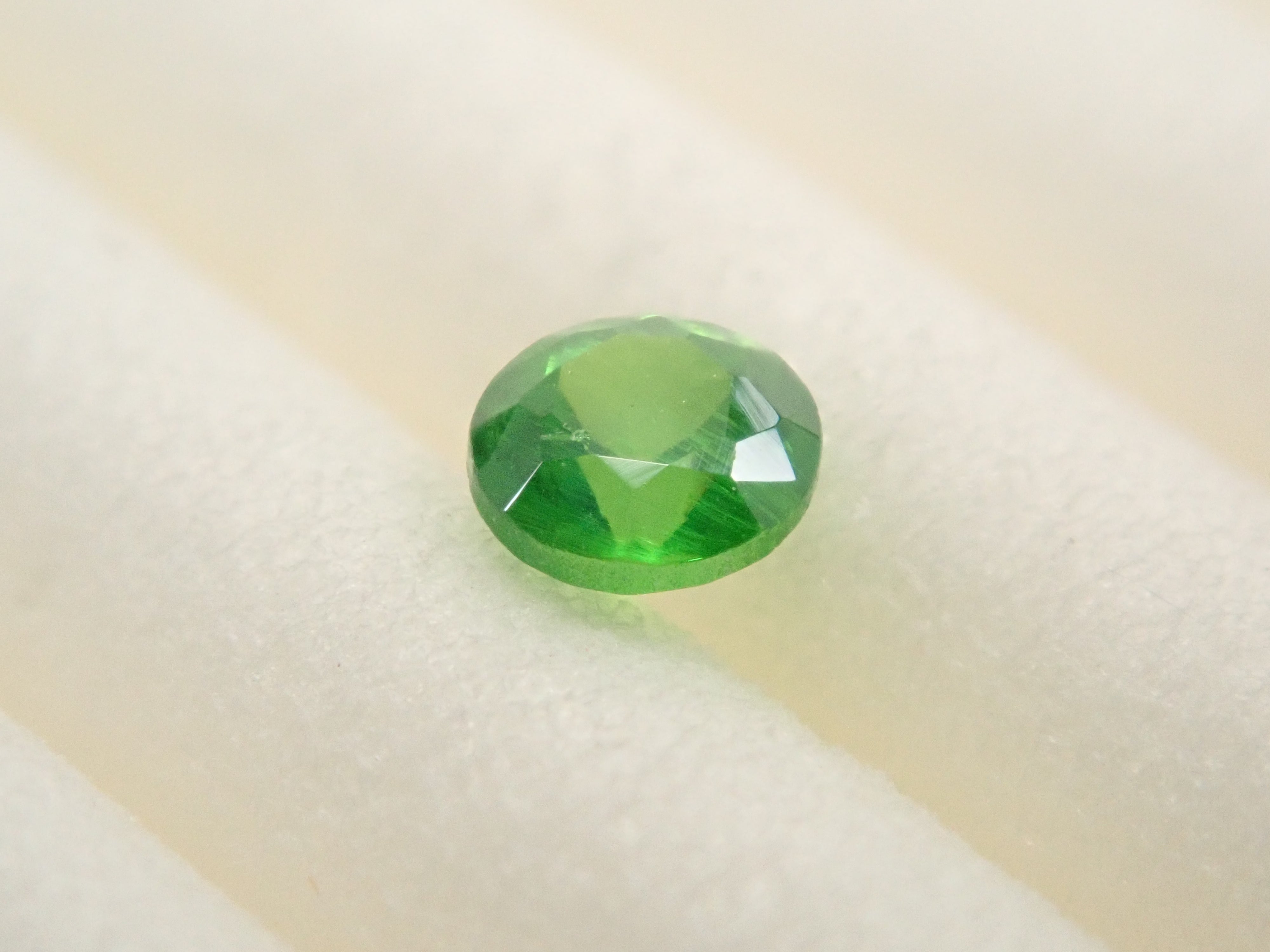 [On Sale at 10 PM on January 25th] Russian Demantoid Garnet (Horsetail Certified) 2.6mm/0.096ct Loose Stone