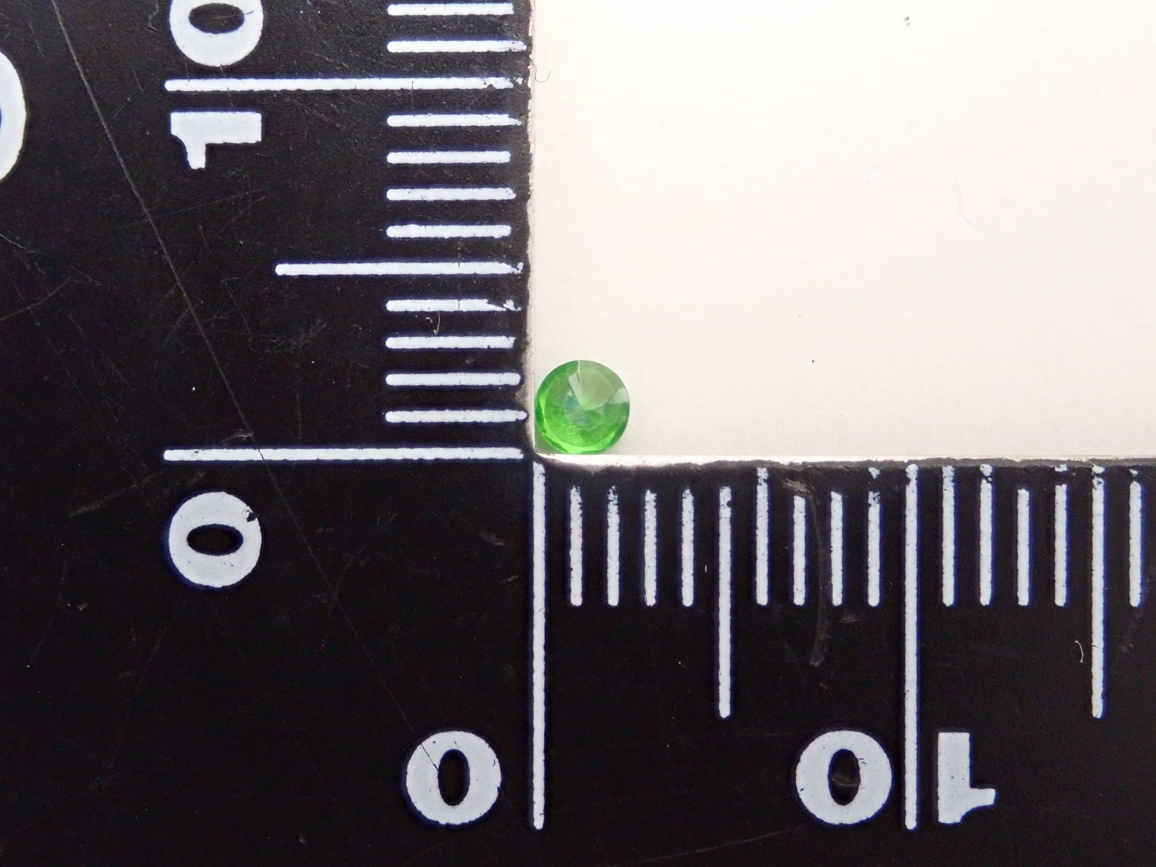[On Sale at 10 PM on January 25th] Russian Demantoid Garnet (Horsetail Certified) 2.6mm/0.096ct Loose Stone