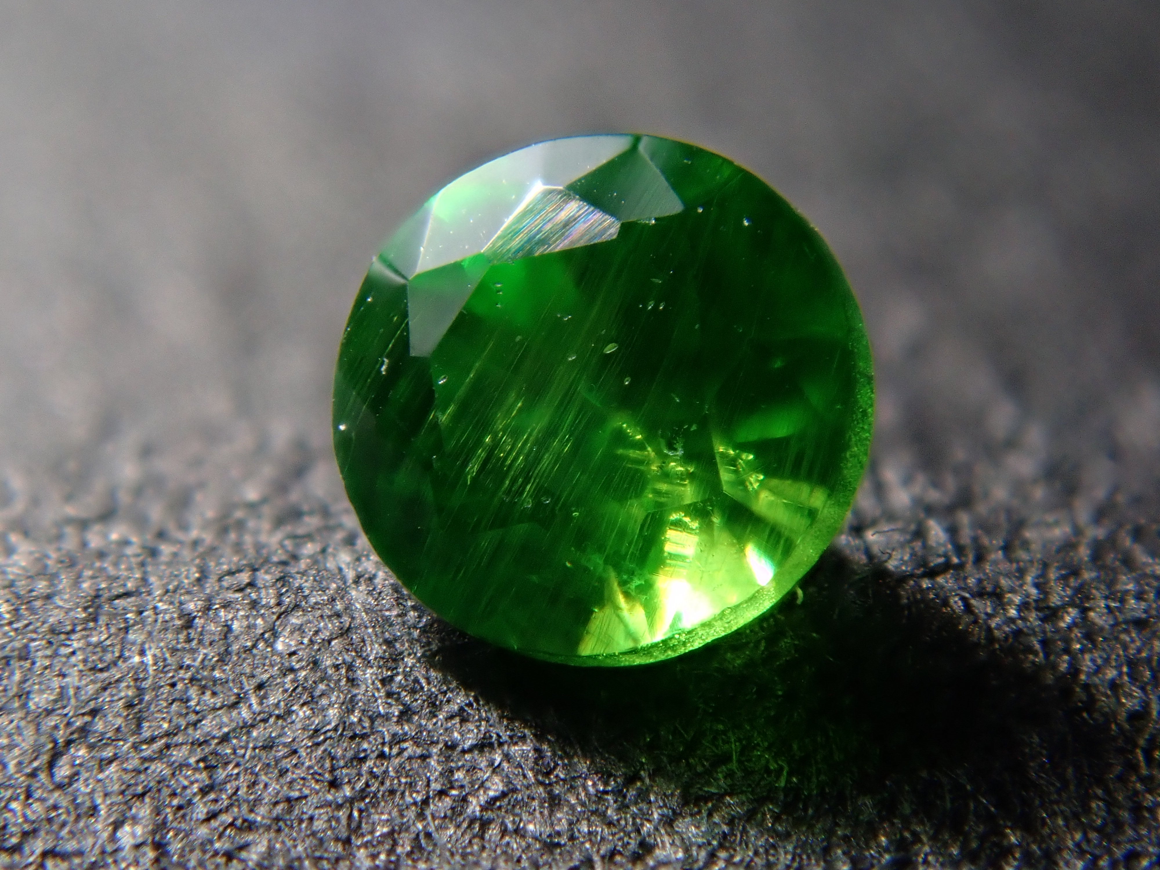 [On Sale at 10 PM on January 25th] Russian Demantoid Garnet (Horsetail Certified) 2.6mm/0.096ct Loose Stone