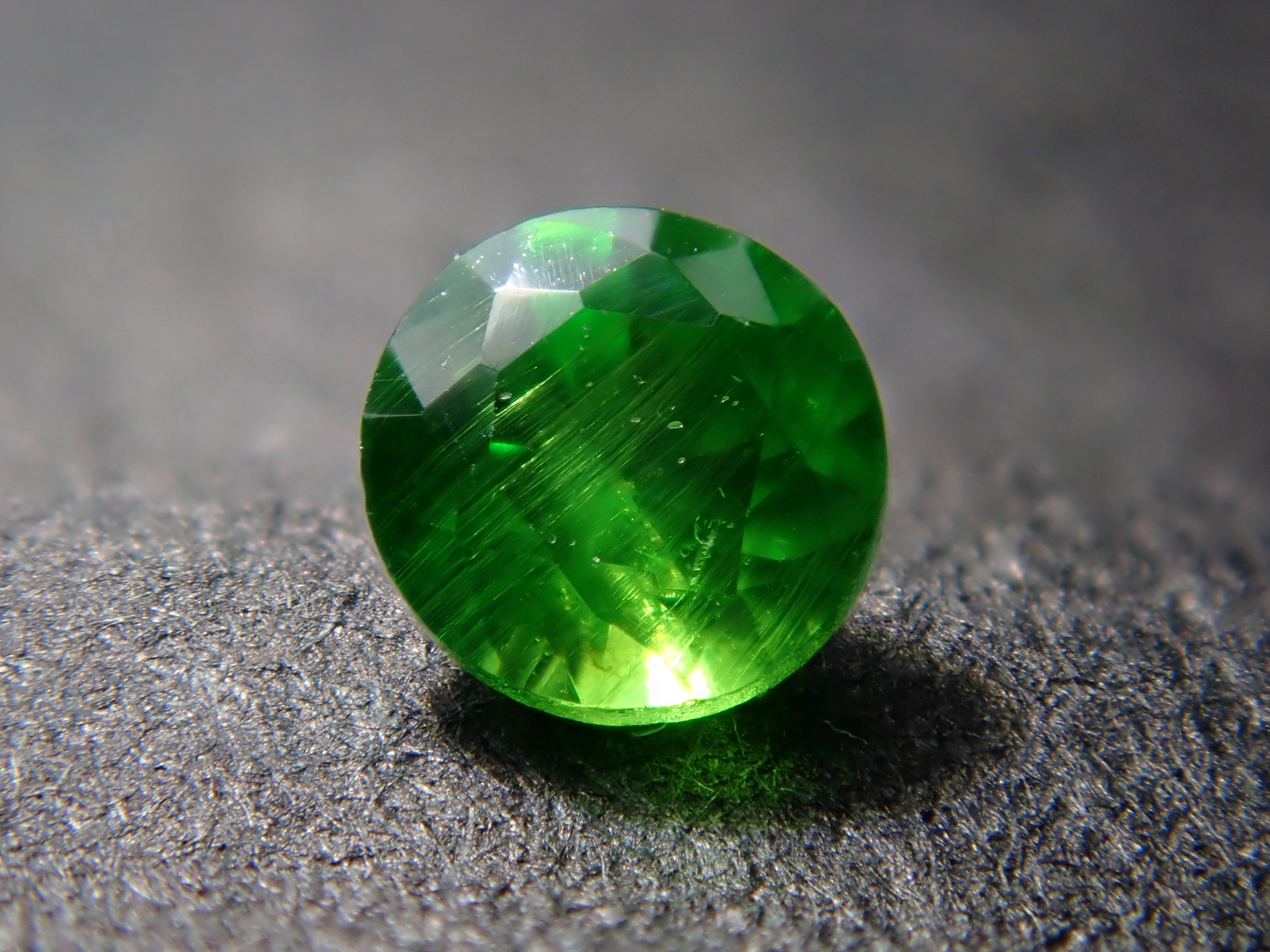 [On Sale at 10 PM on January 25th] Russian Demantoid Garnet (Horsetail Certified) 2.6mm/0.096ct Loose Stone