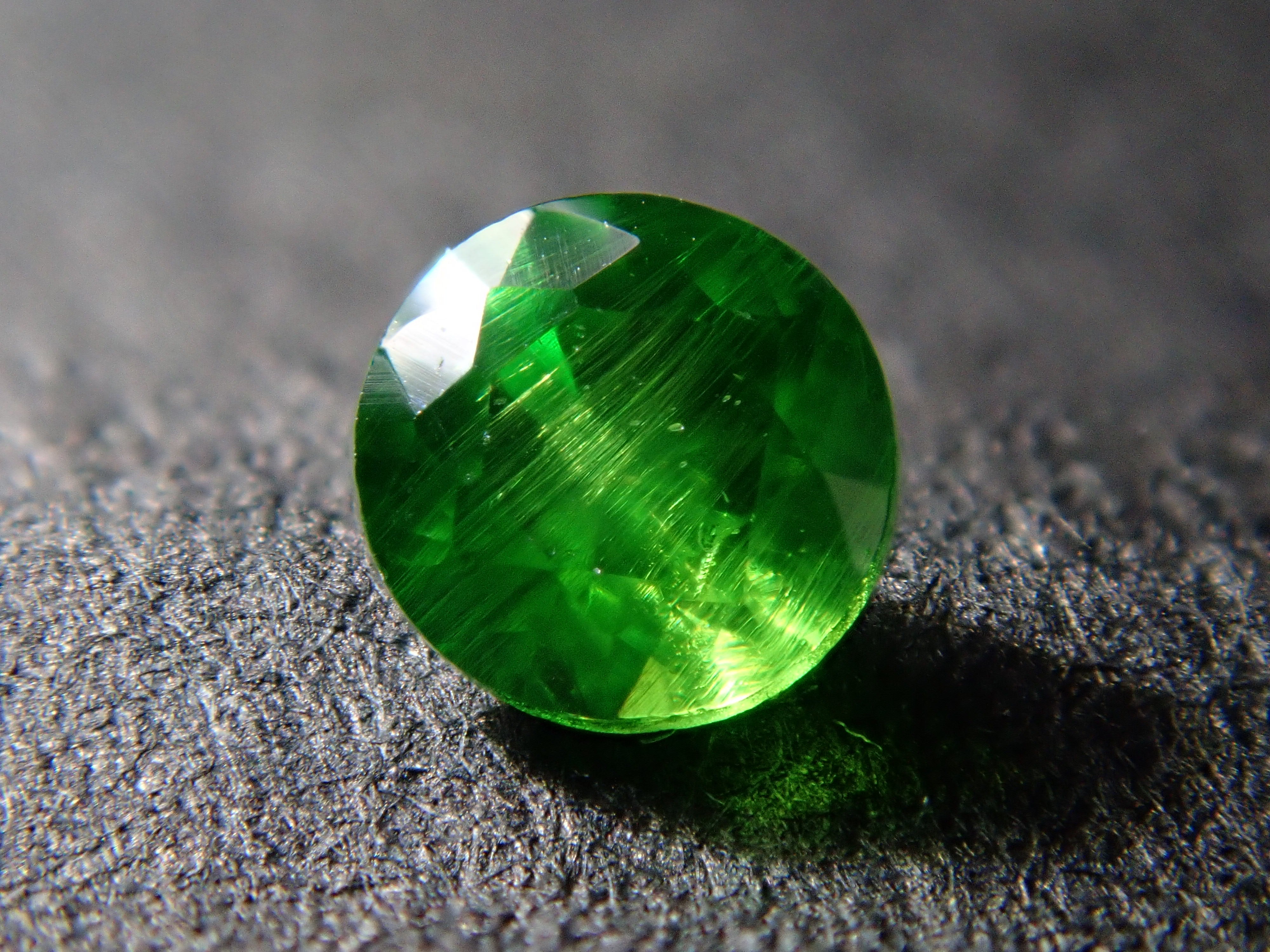 [On Sale at 10 PM on January 25th] Russian Demantoid Garnet (Horsetail Certified) 2.6mm/0.096ct Loose Stone
