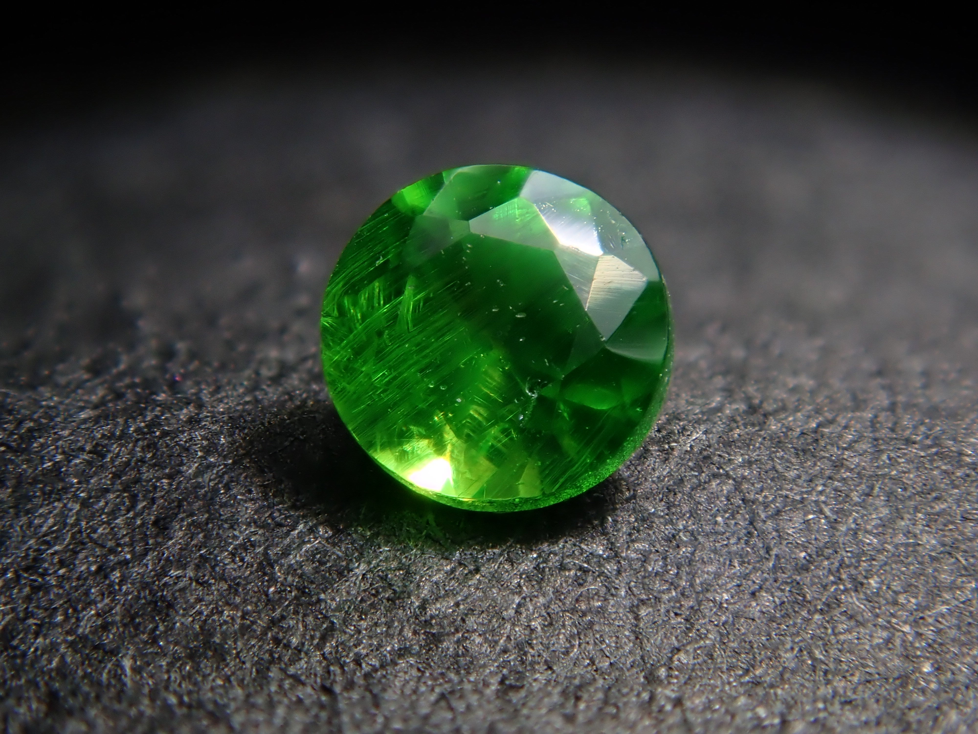 [On Sale at 10 PM on January 25th] Russian Demantoid Garnet (Horsetail Certified) 2.6mm/0.096ct Loose Stone