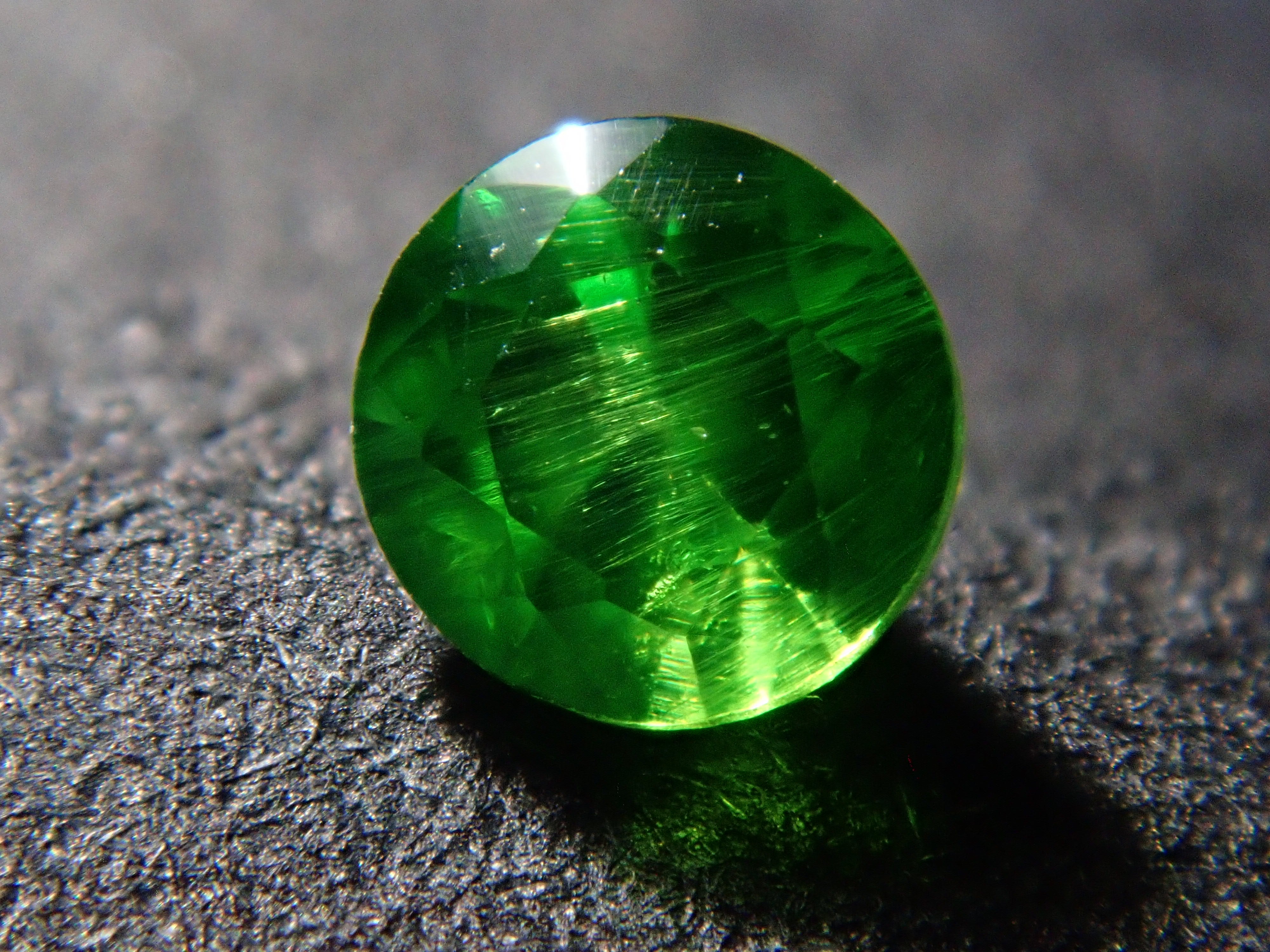 [On Sale at 10 PM on January 25th] Russian Demantoid Garnet (Horsetail Certified) 2.6mm/0.096ct Loose Stone