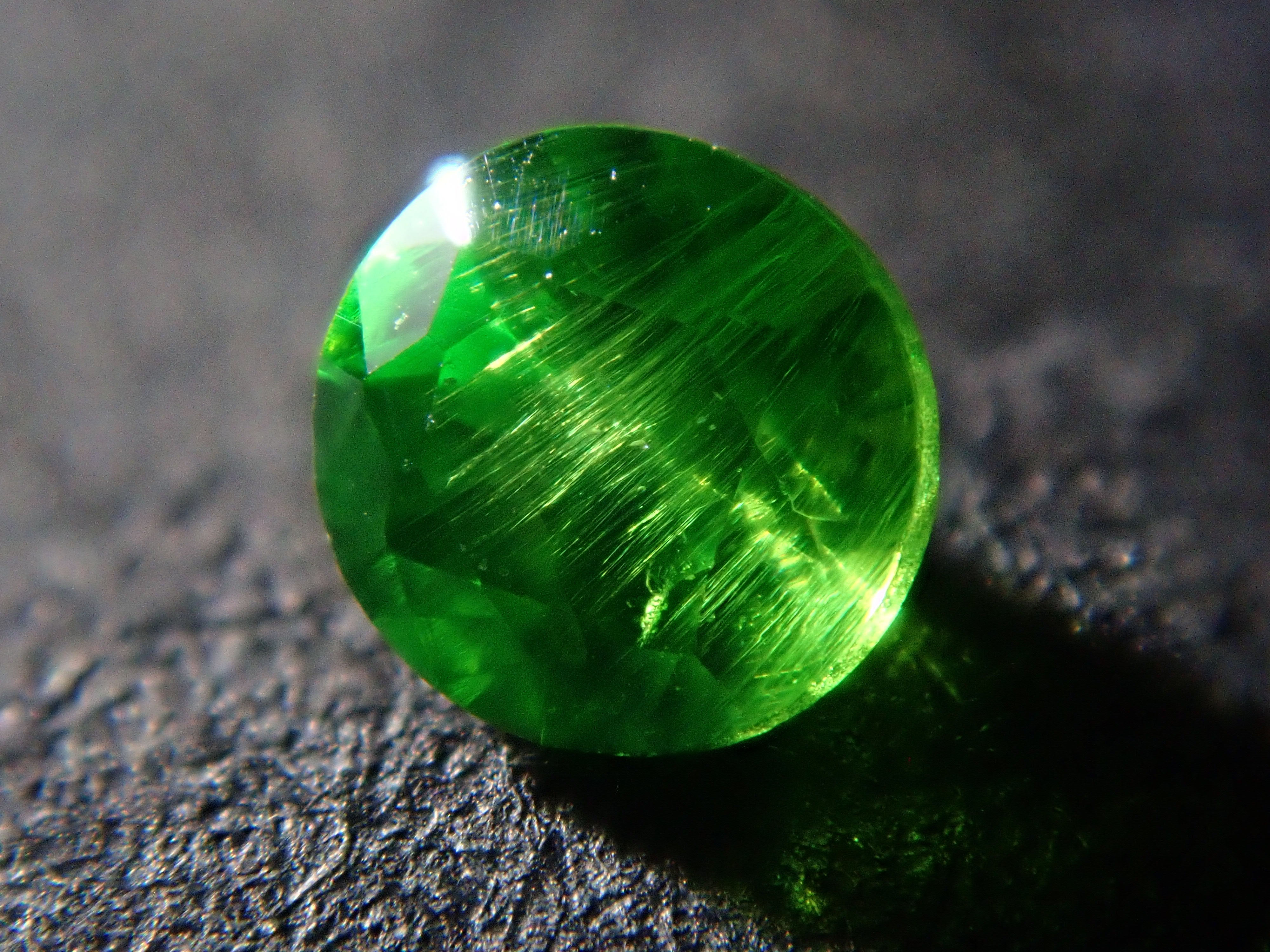 [On Sale at 10 PM on January 25th] Russian Demantoid Garnet (Horsetail Certified) 2.6mm/0.096ct Loose Stone