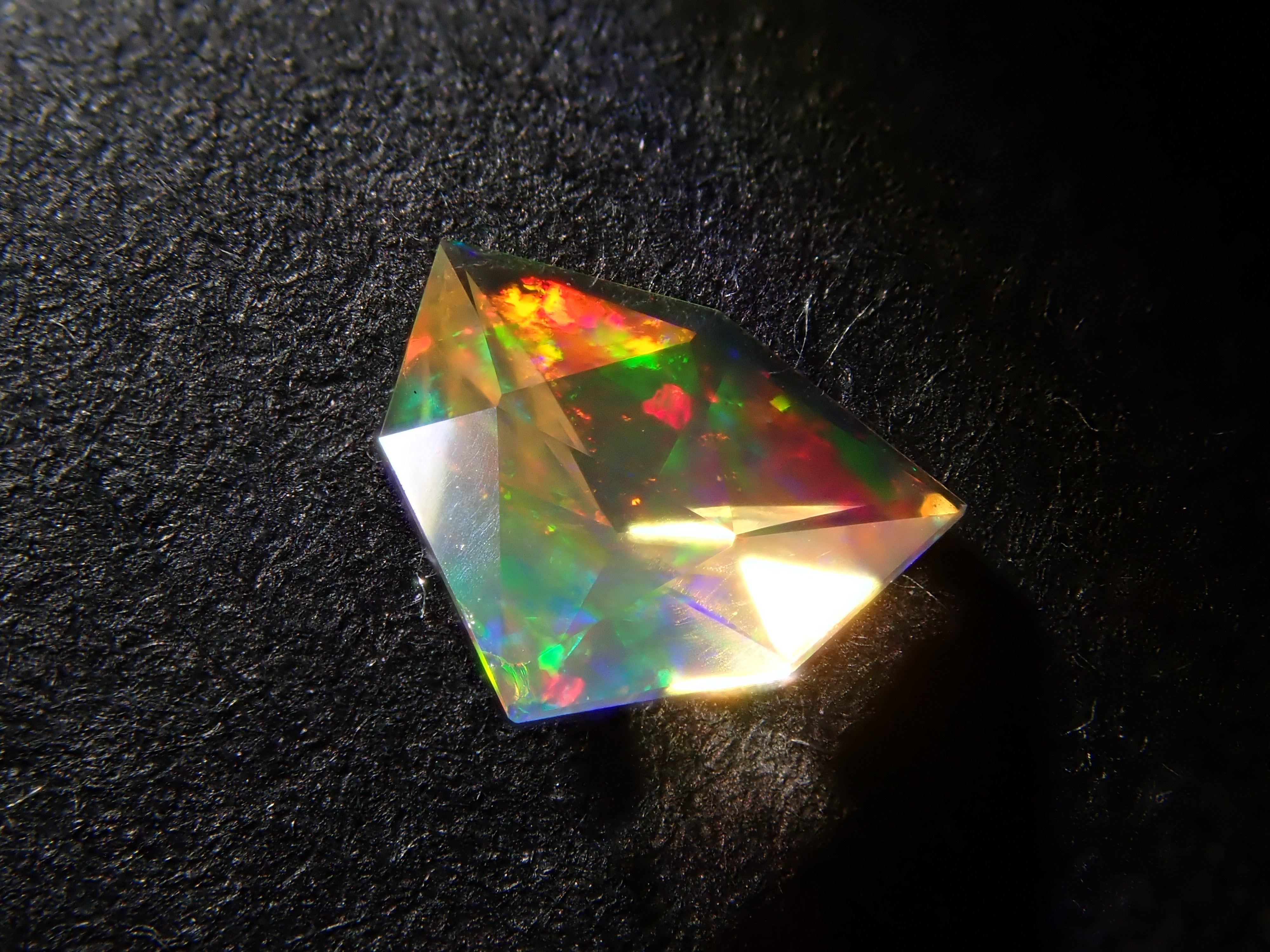 【1/25 22時販売】メキシコ産ファイアオパール 0.191ctルース（ファセットカット）