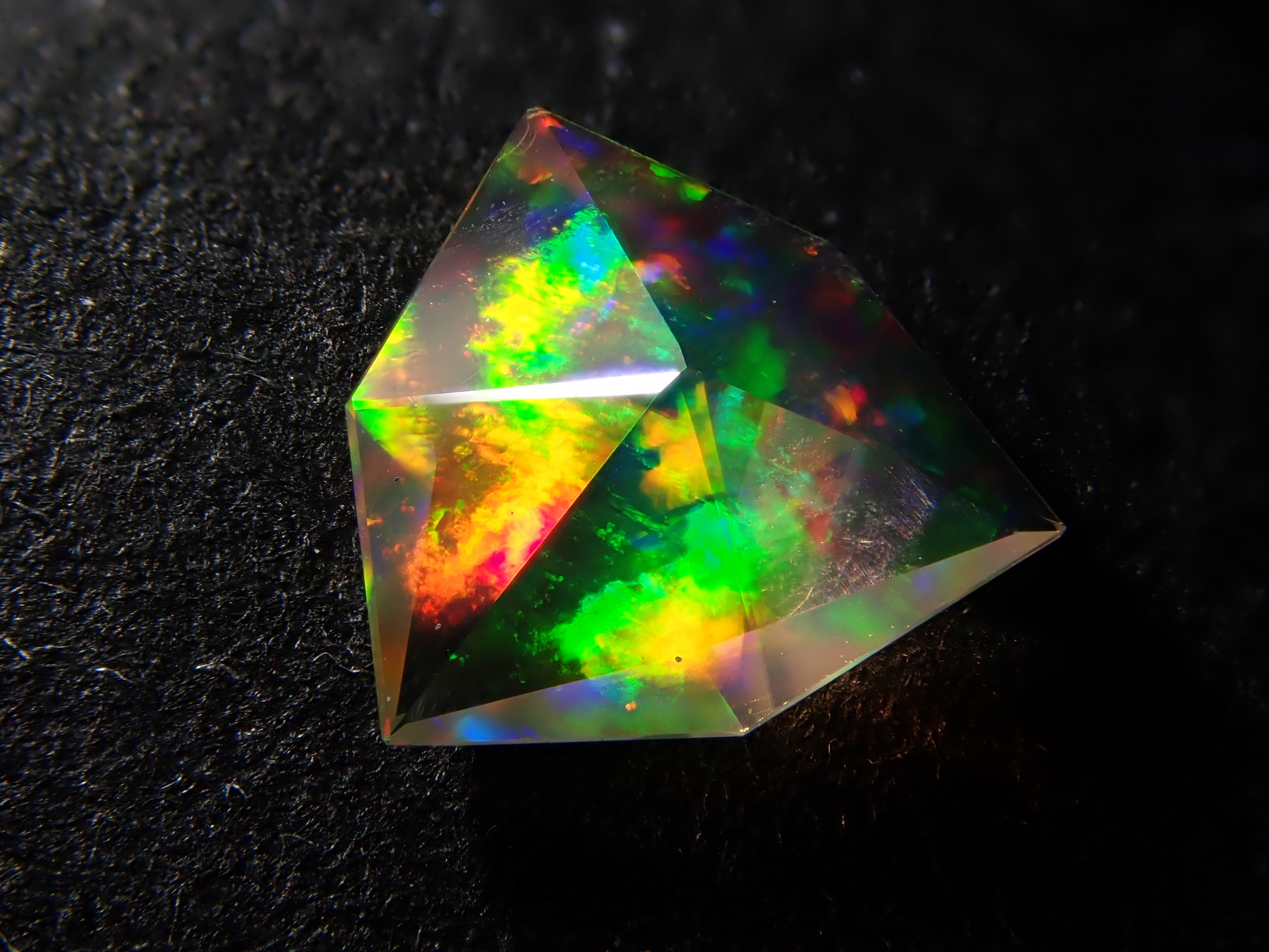 【1/25 22時販売】メキシコ産ファイアオパール 0.191ctルース（ファセットカット）