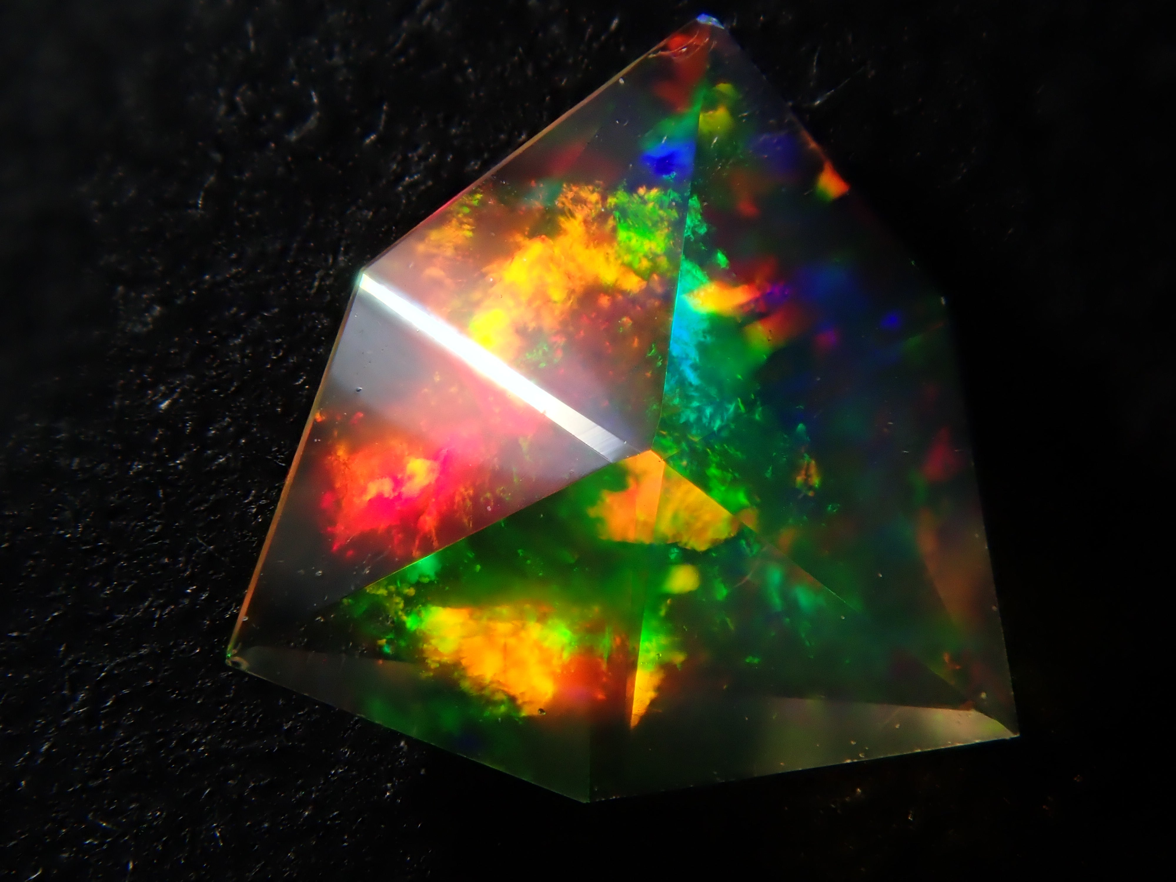 【1/25 22時販売】メキシコ産ファイアオパール 0.191ctルース（ファセットカット）